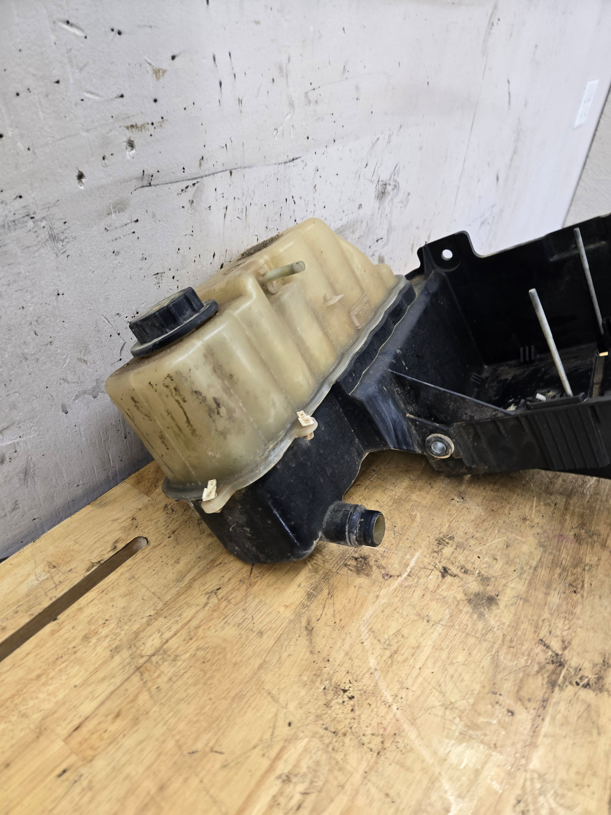 2011-2016 6.7 Power Stroke Left Side Battery Tray & Primary Coolant Reservoir BC34-6A987-AE