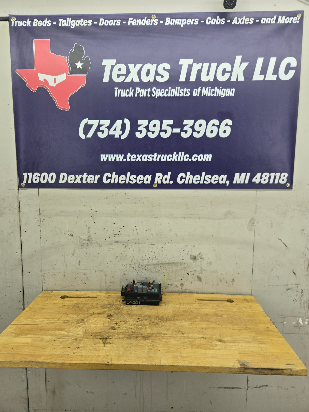 2006-2007 Chevrolet Silverado / GMC Sierra 1500 2500 3500 Engine Bay Fuse Box - 15139209