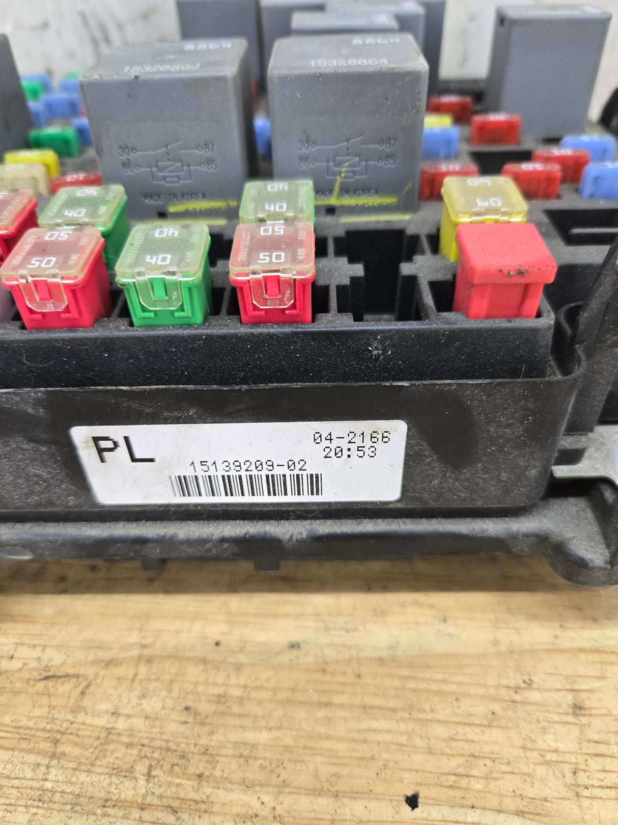 2006-2007 Chevrolet Silverado / GMC Sierra 1500 2500 3500 Engine Bay Fuse Box - 15139209