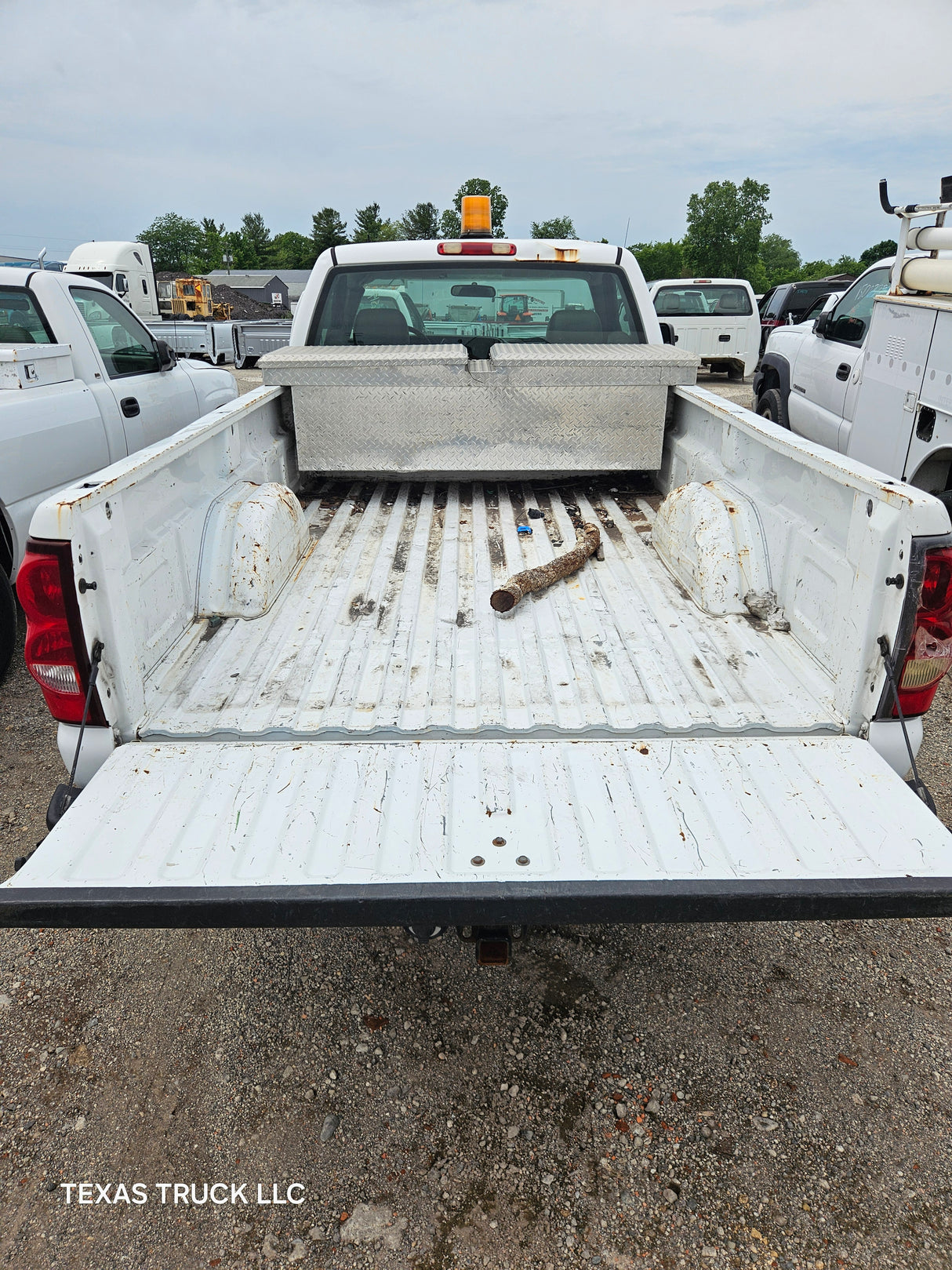 2006 Chevrolet Silverado 2500HD Regular Cab 8' Long Bed - FULL PART OUT