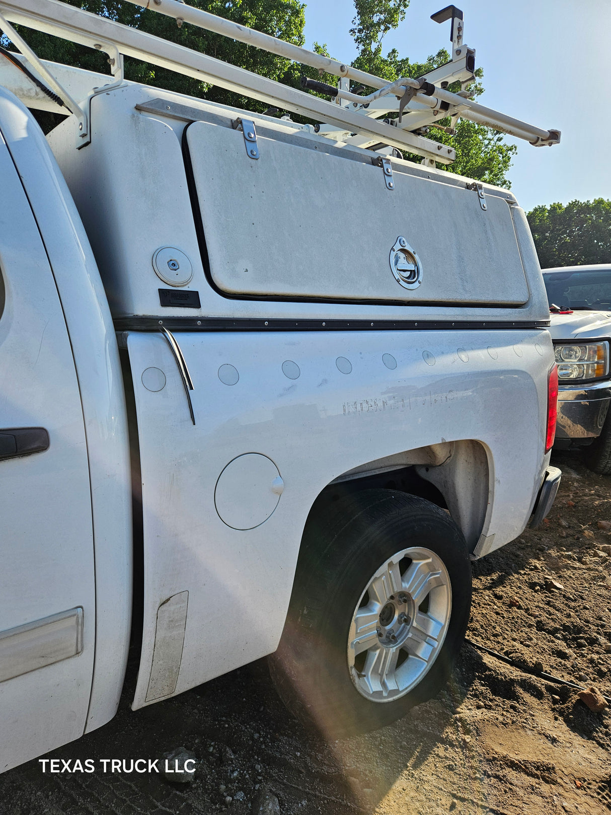 2011 Chevrolet Silverado 1500 Crew Cab 4 door Short Bed 5.5' 4x4 Hybrid With Service Bed Topper - FULL PART OUT Rust Free