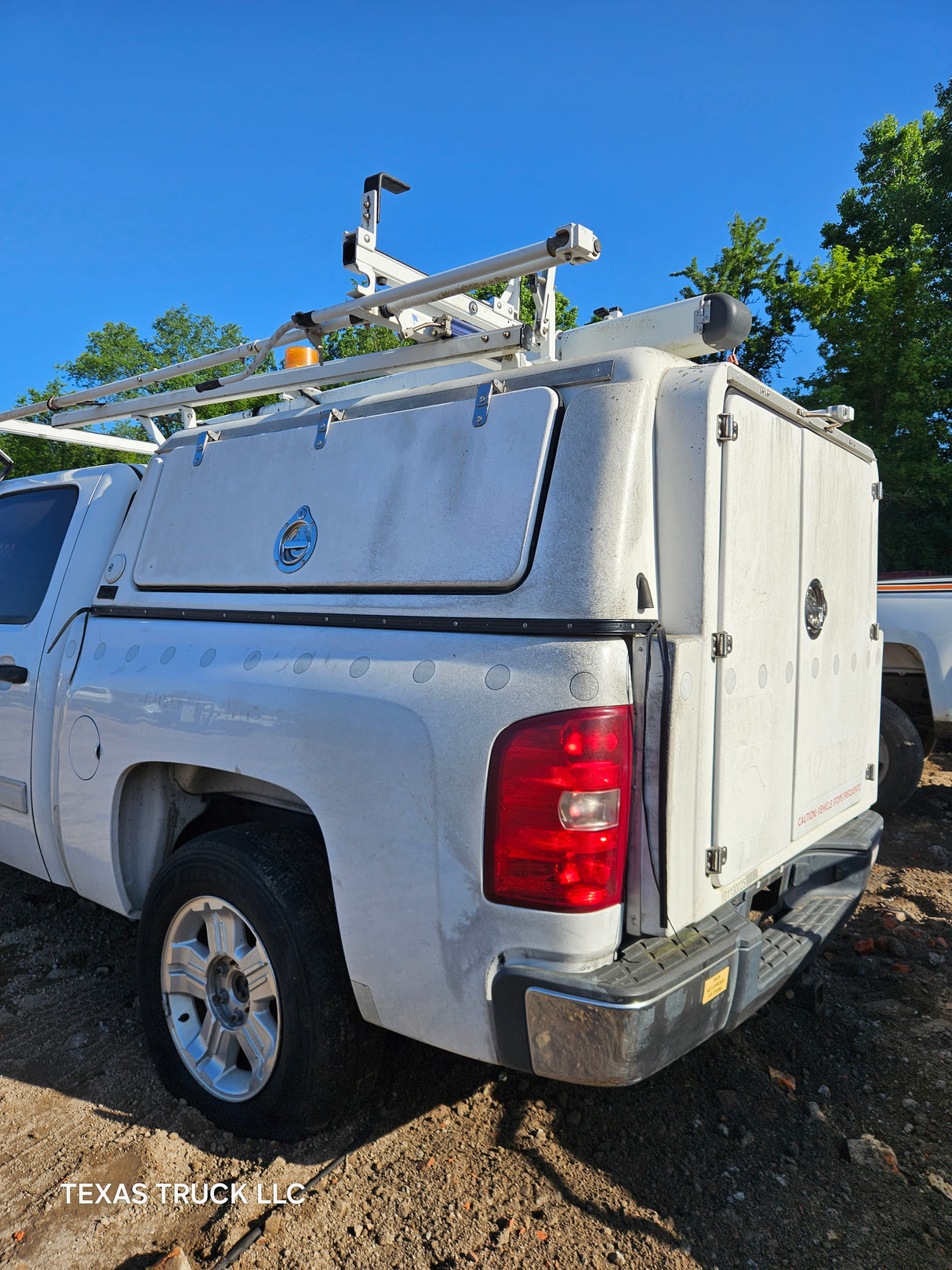 2011 Chevrolet Silverado 1500 Crew Cab 4 door Short Bed 5.5' 4x4 Hybrid With Service Bed Topper - FULL PART OUT Rust Free