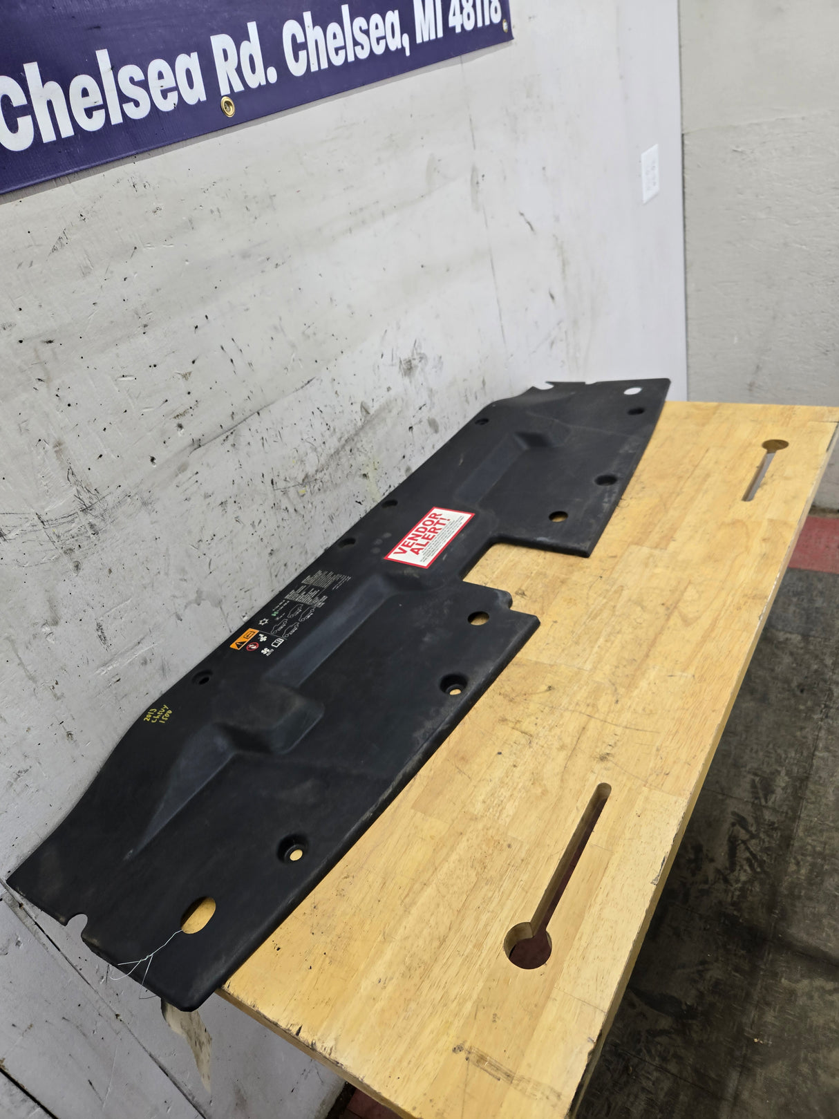 2007-2013 Chevrolet Silverado GMC Sierra 1500 Front Upper Radiator Air Baffle Cover OEM 15911270