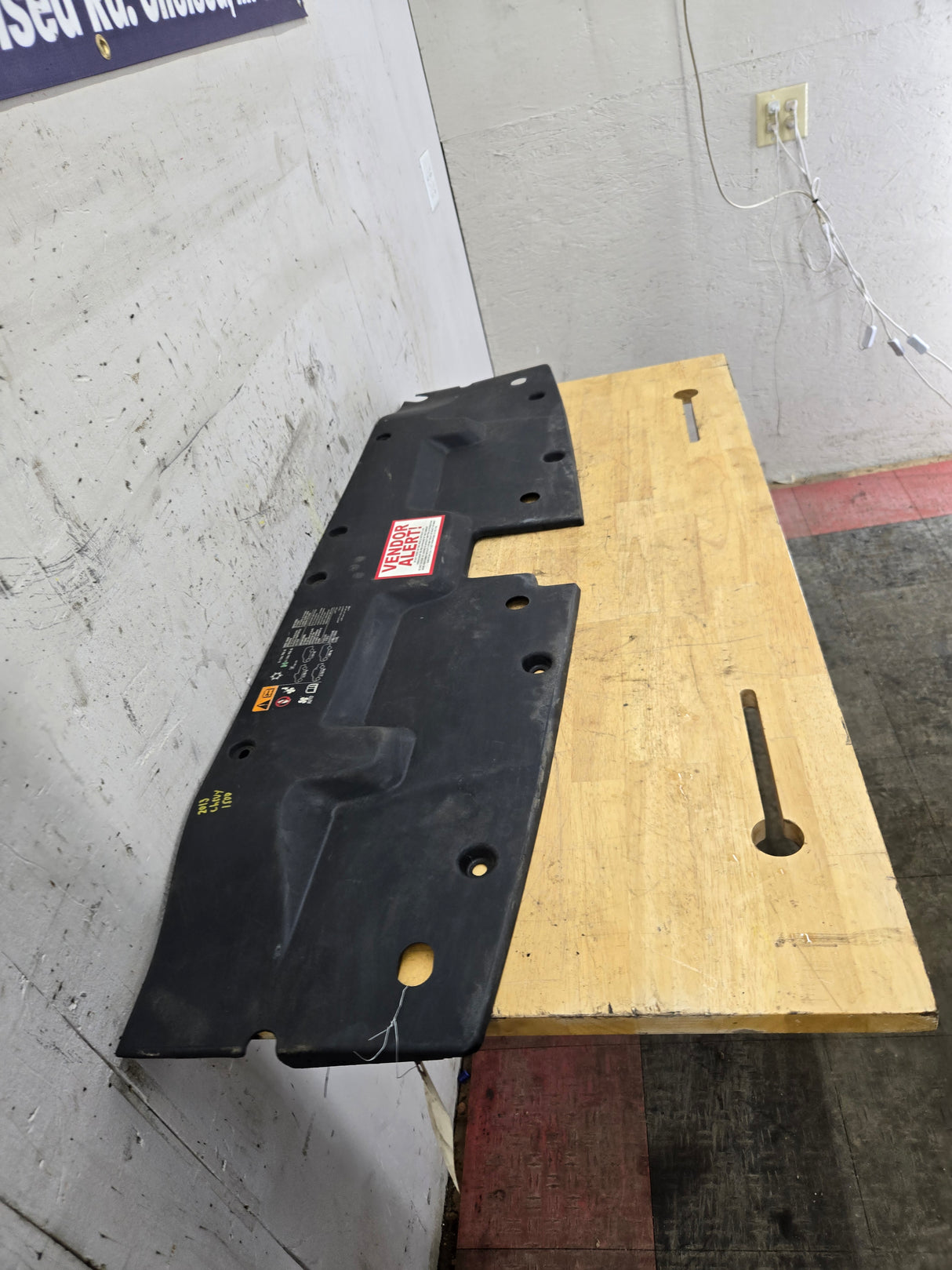 2007-2013 Chevrolet Silverado GMC Sierra 1500 Front Upper Radiator Air Baffle Cover OEM 15911270