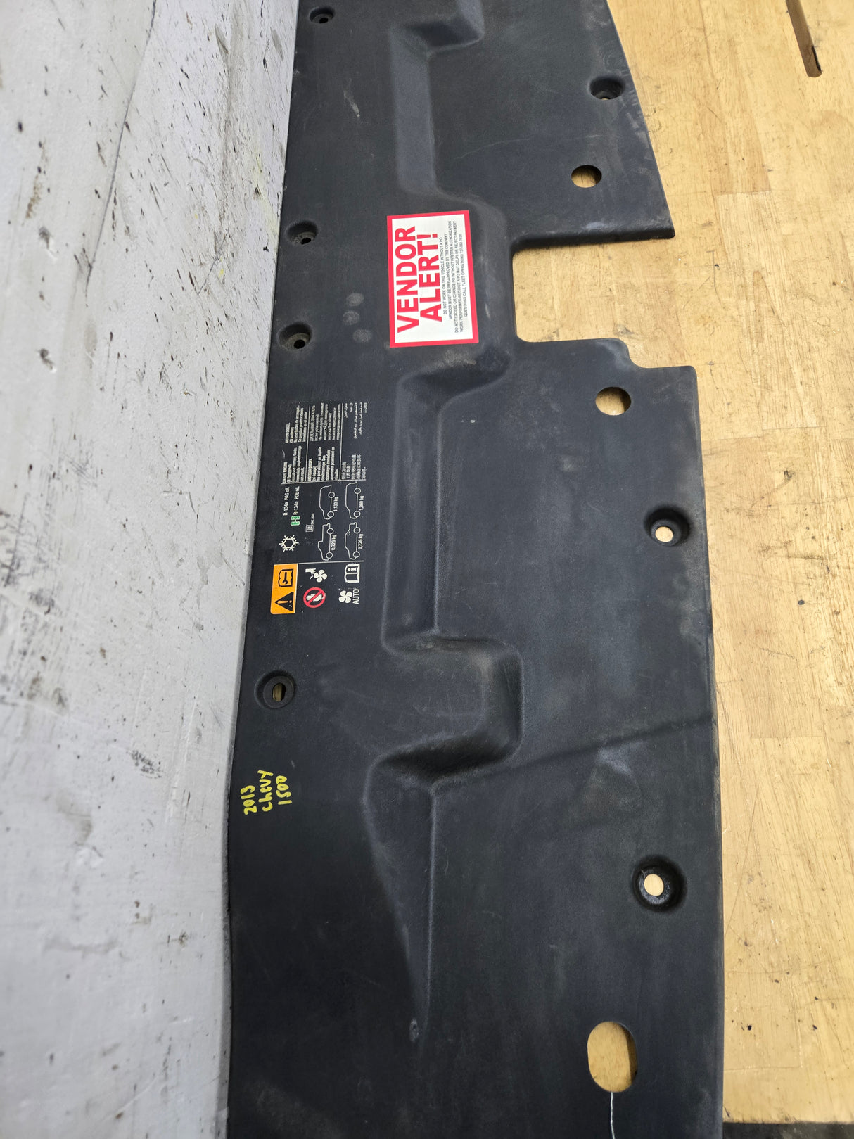 2007-2013 Chevrolet Silverado GMC Sierra 1500 Front Upper Radiator Air Baffle Cover OEM 15911270