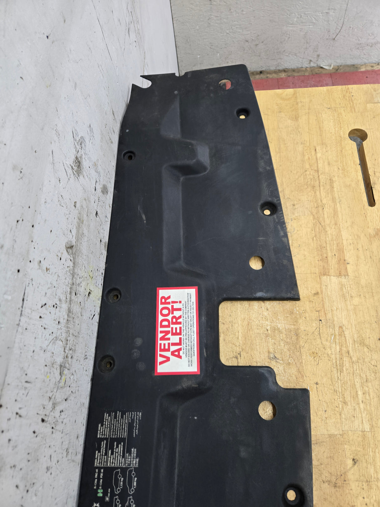 2007-2013 Chevrolet Silverado GMC Sierra 1500 Front Upper Radiator Air Baffle Cover OEM 15911270