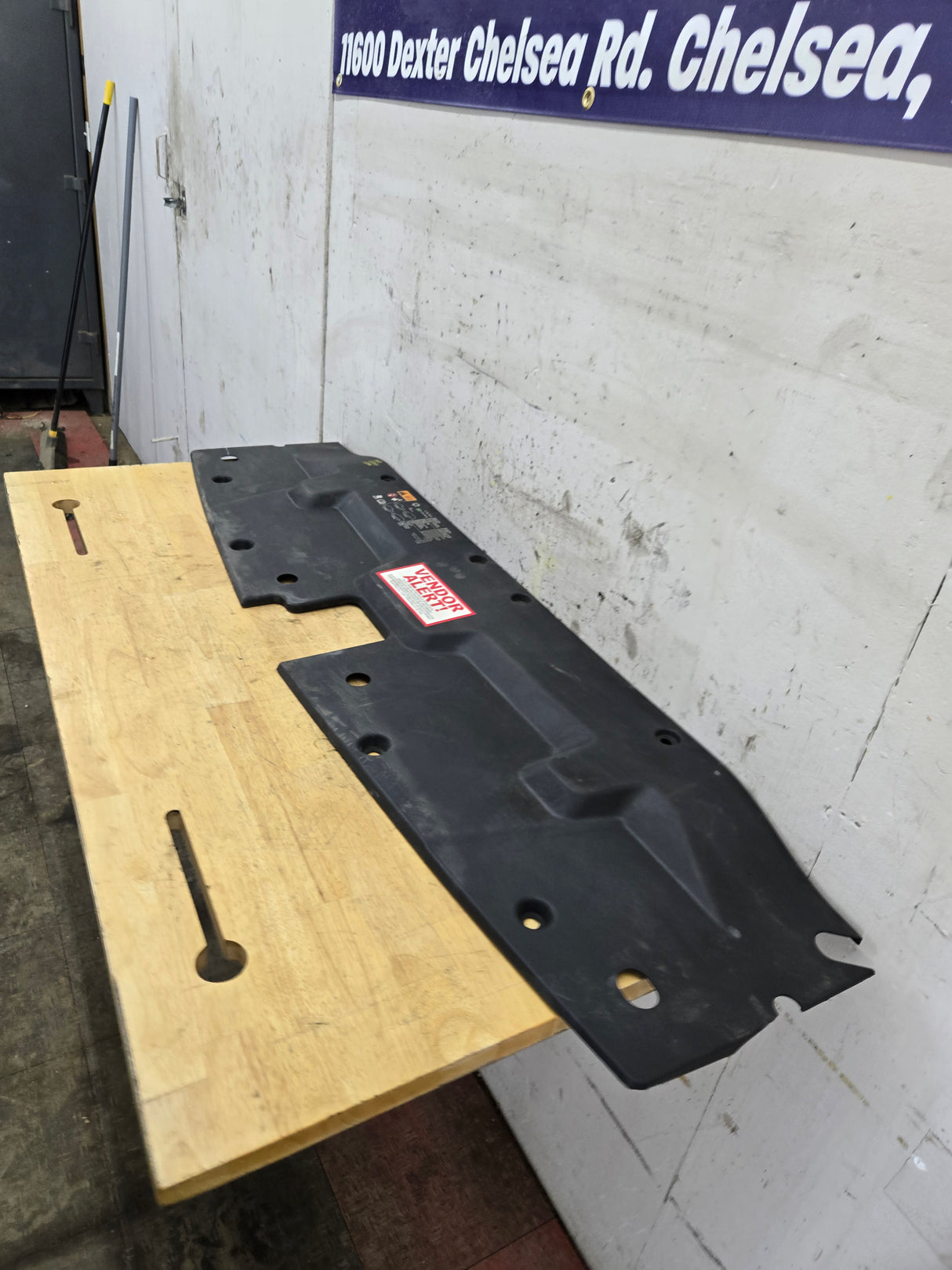 2007-2013 Chevrolet Silverado GMC Sierra 1500 Front Upper Radiator Air Baffle Cover OEM 15911270