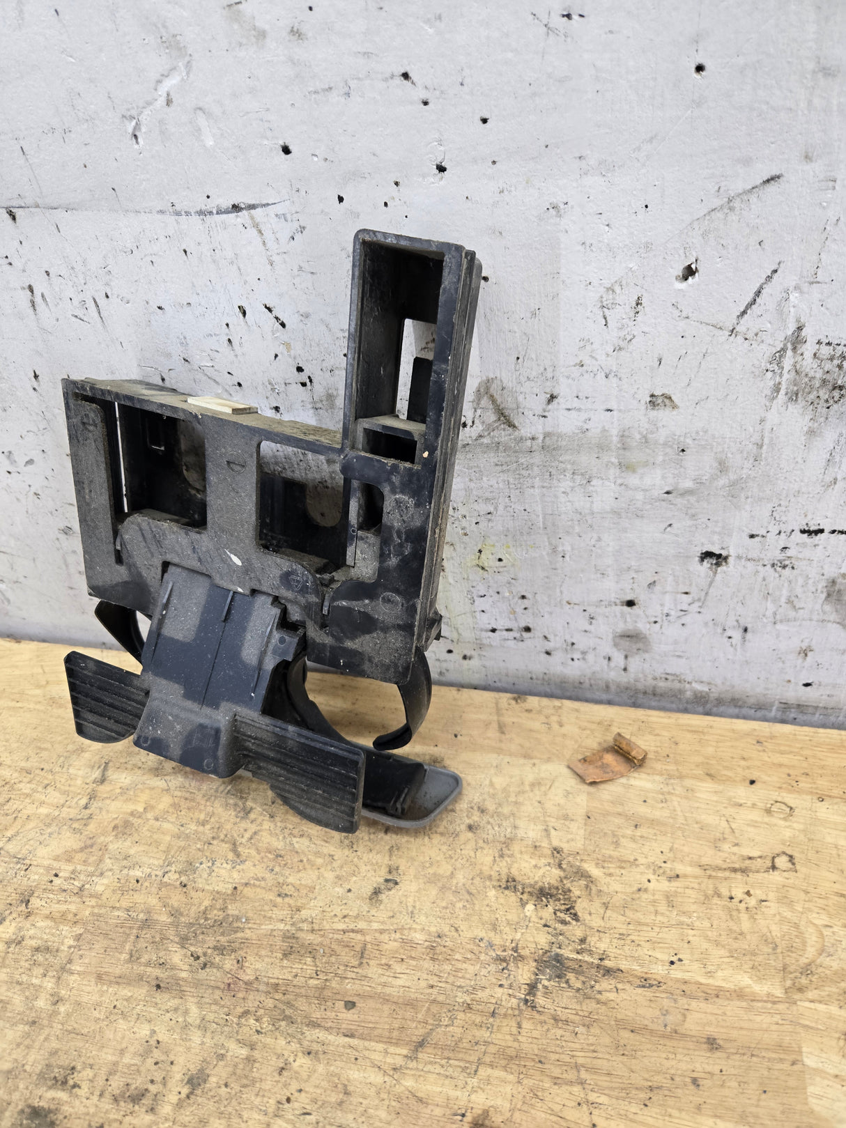 2005-2007 Ford Super Duty F250 F350 F450 F550 Gray Dash Pull Out Cup Holder T7097