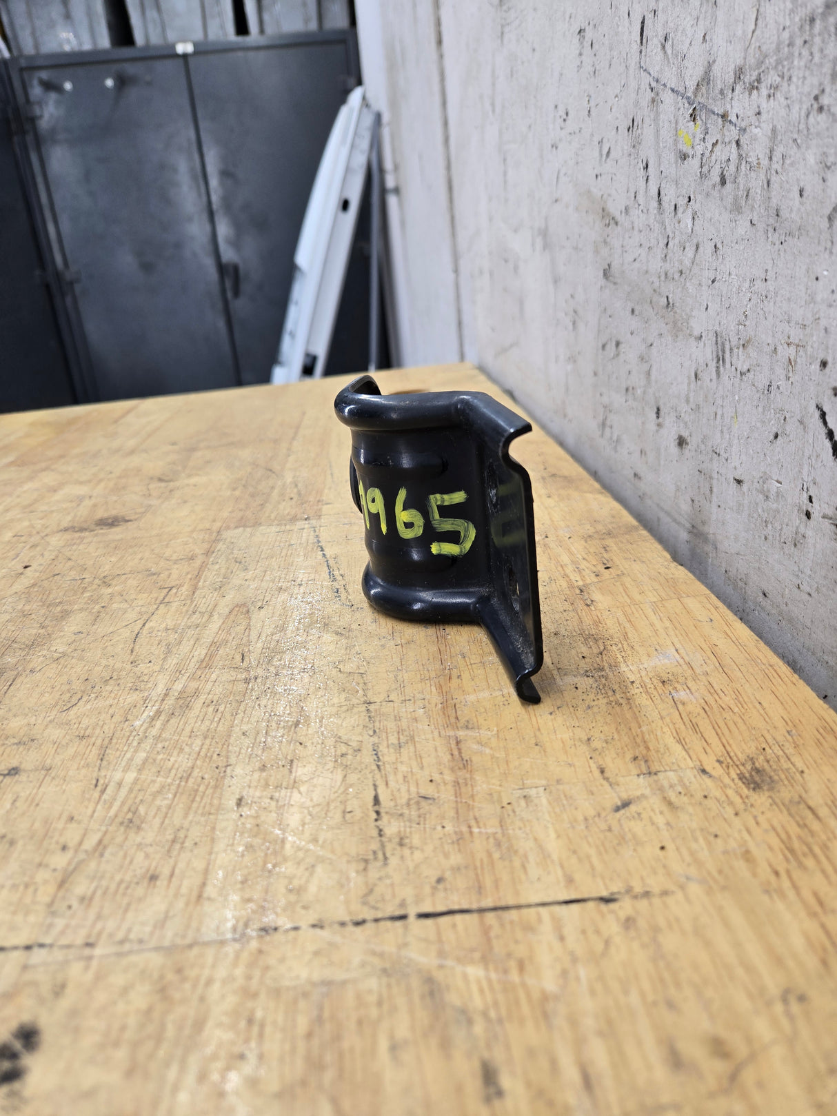 2003-2007 Ford F250 F350 F450 F550 Super Duty Radiator Mounting Brackets Pair 3C34 8227 AA