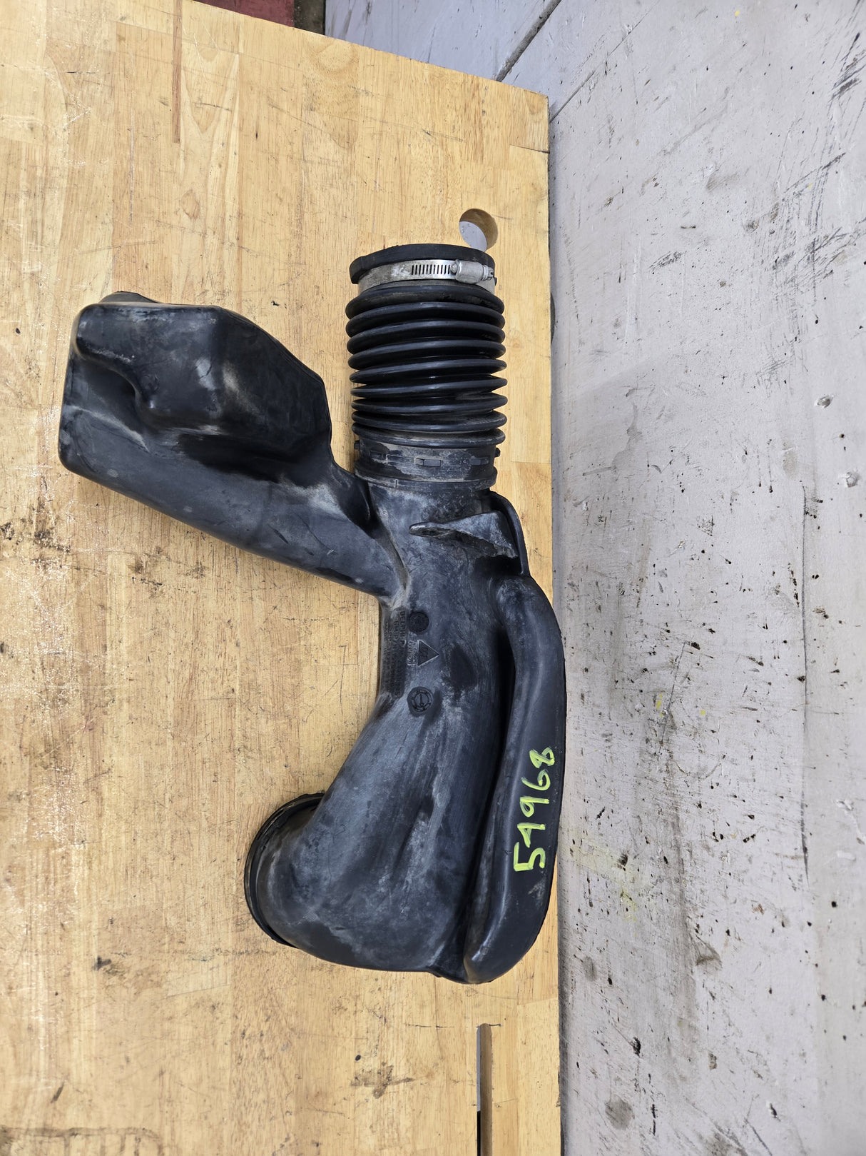 1999-2006 Chevrolet Silverado / GMC Sierra 4.8L 5.3L 6.0L Air Intake Tube Duct Hose 25335335 15769060