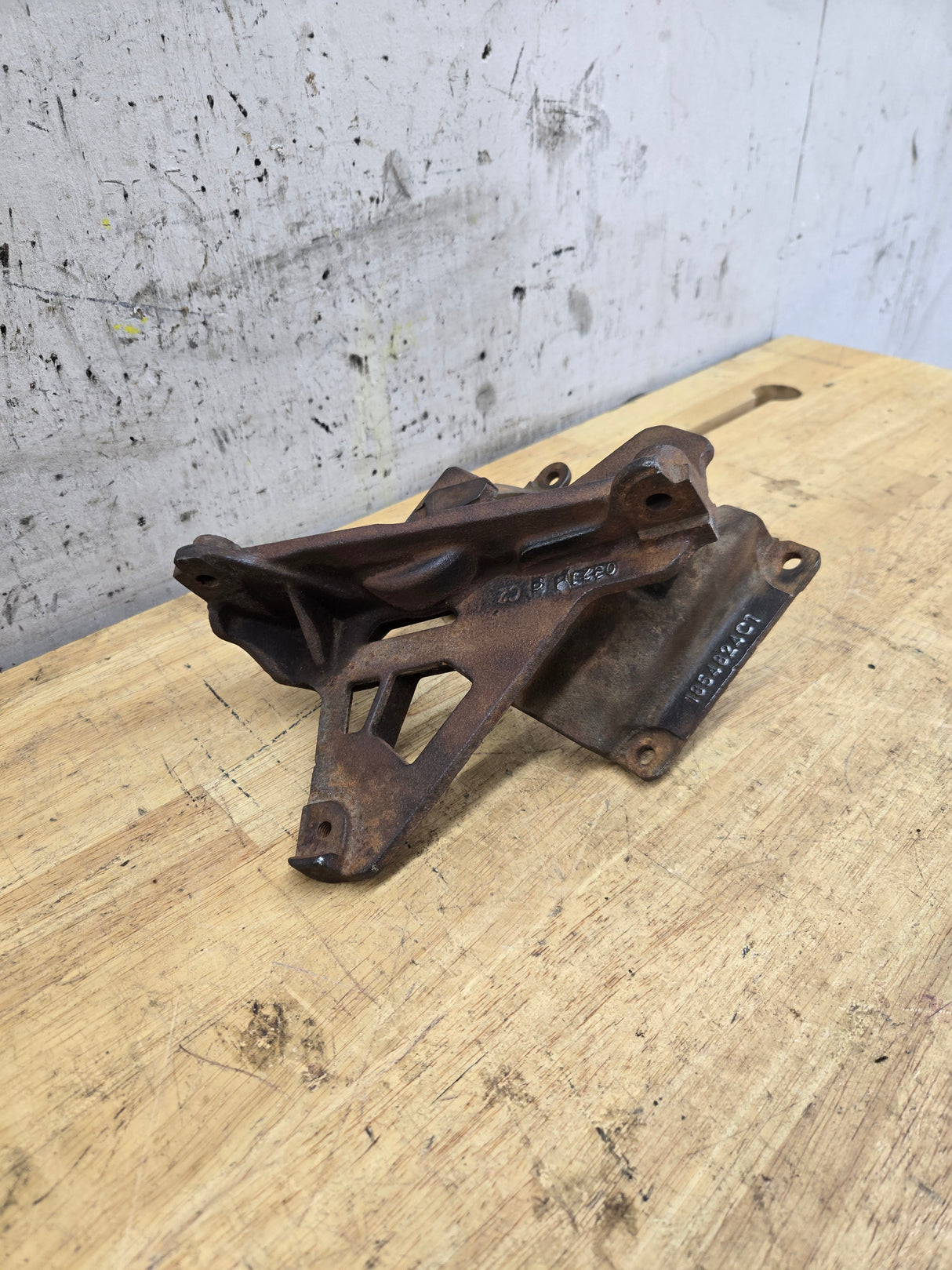 2004.5-2007 Genuine OEM Ford Power Stroke 6.0L Diesel Turbo Turbocharger Mount Pedestal 1854824C1