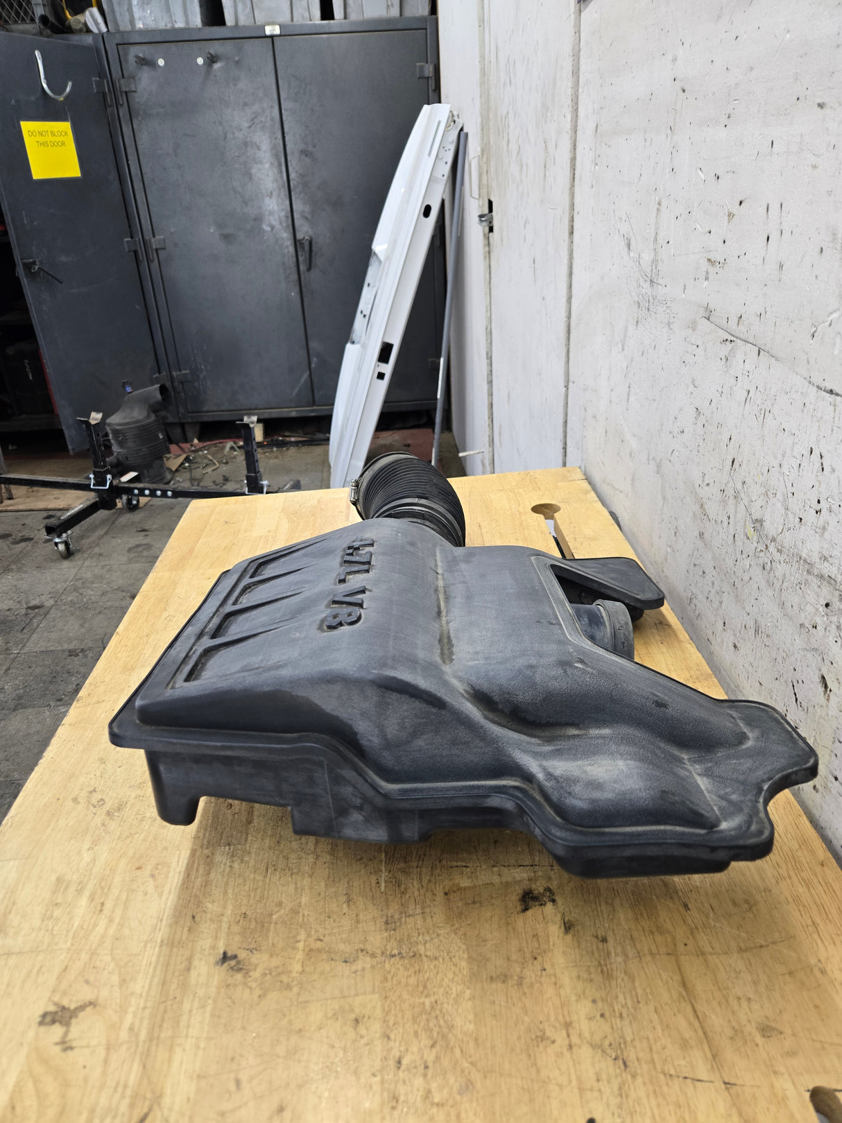 2009-2012 Dodge Ram 1500 4.7L OEM Air Intake Box Engine Side 53032044AB