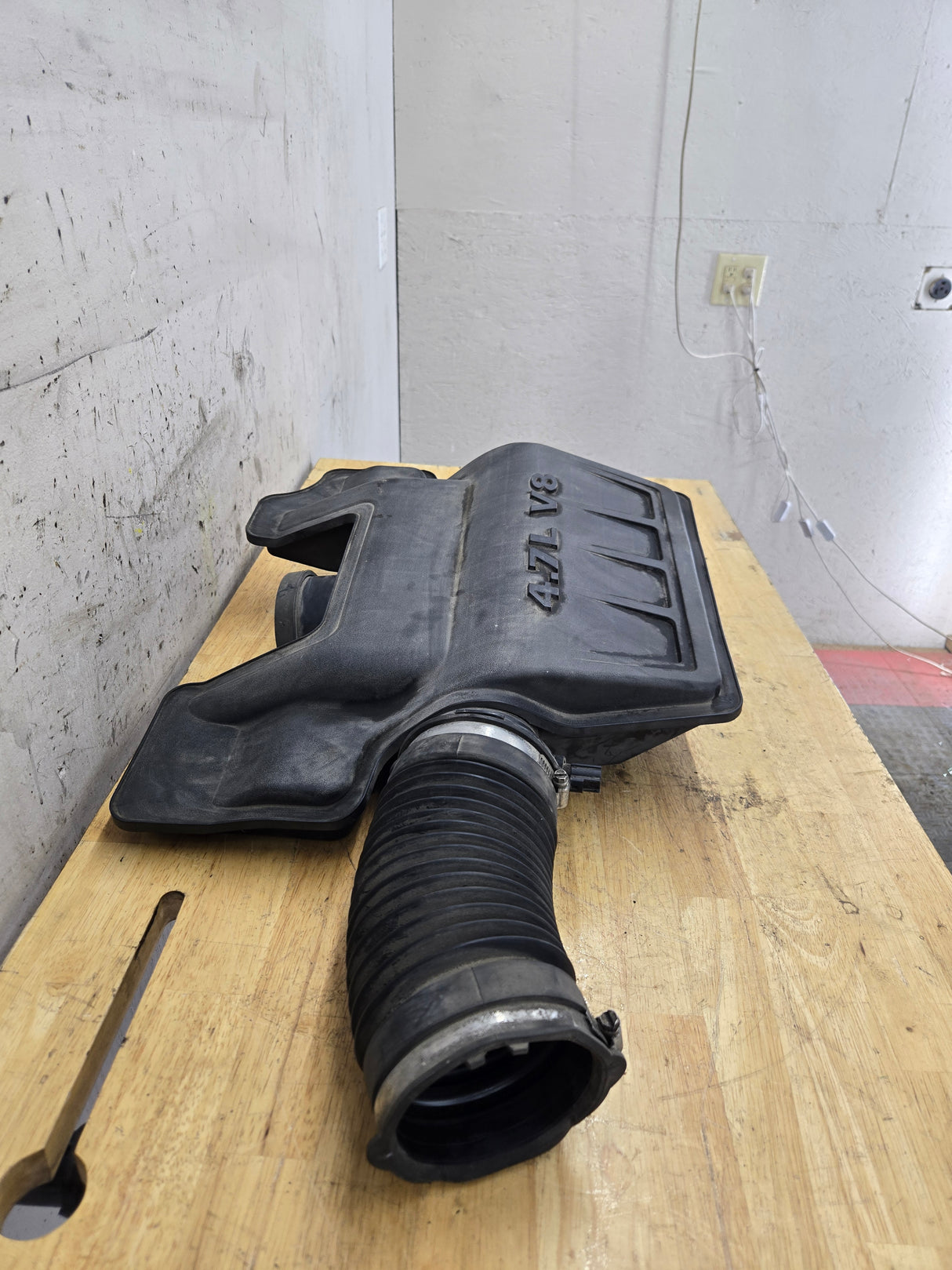 2009-2012 Dodge Ram 1500 4.7L OEM Air Intake Box Engine Side 53032044AB