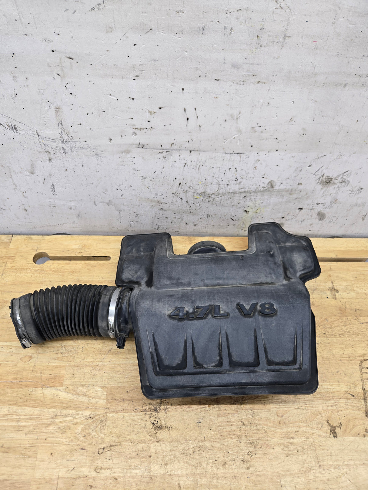 2009-2012 Dodge Ram 1500 4.7L OEM Air Intake Box Engine Side 53032044AB