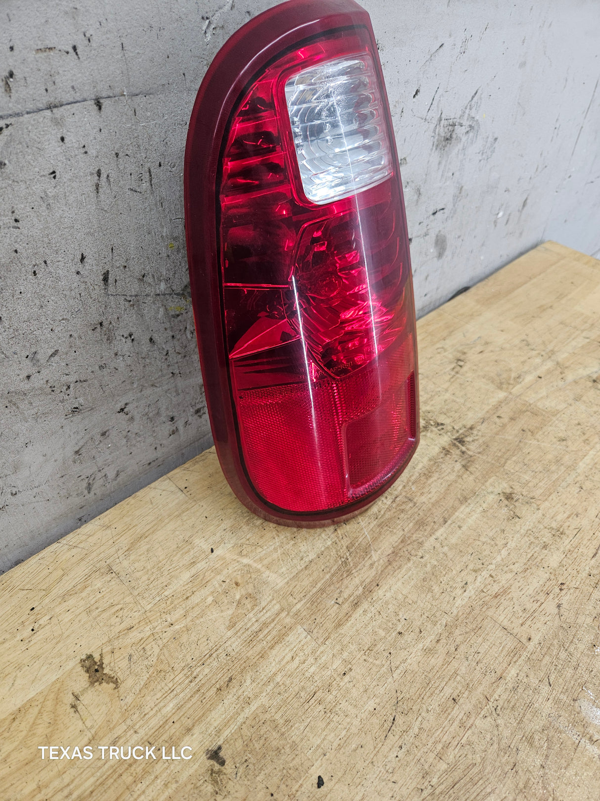 2008-2016 Ford Super Duty F250 F350 F450 F550 LH Driver Side Tail Light 7C34-13B505-A