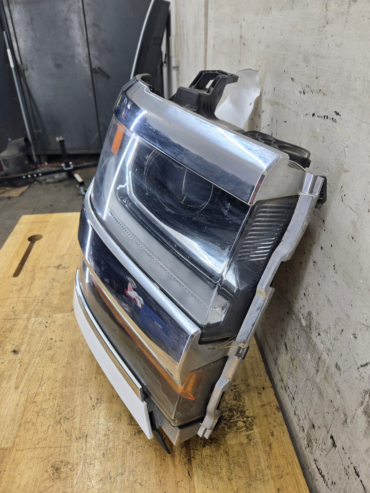 2016-2019 Chevrolet Silverado 1500 Passenger Side Right Hand Headlight Bucket Assembly 84181563