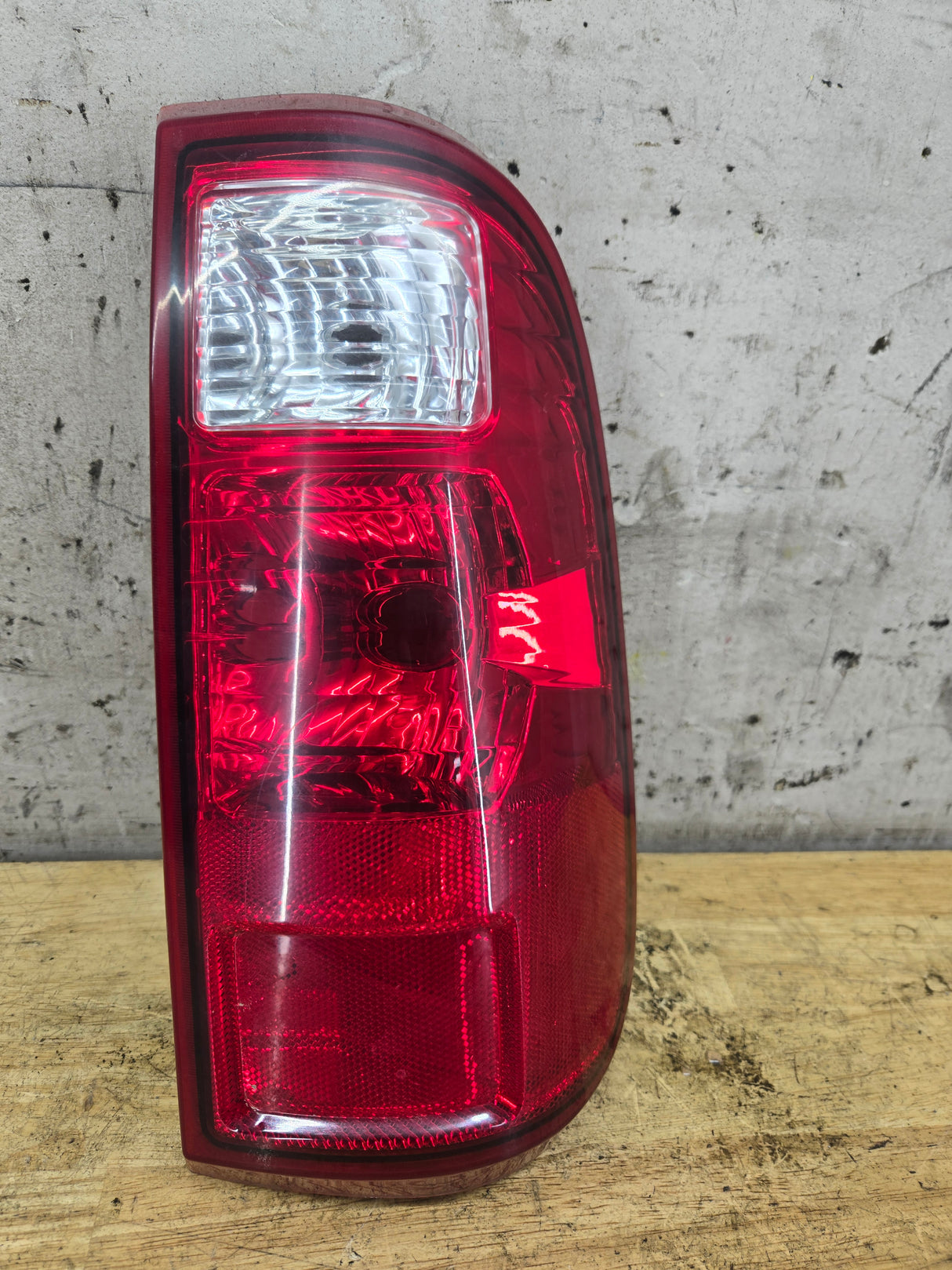 2008-2016 Ford Super Duty F250 F350 F450 F550 RH Passenger Side Tail Light 7C34-13B504-A