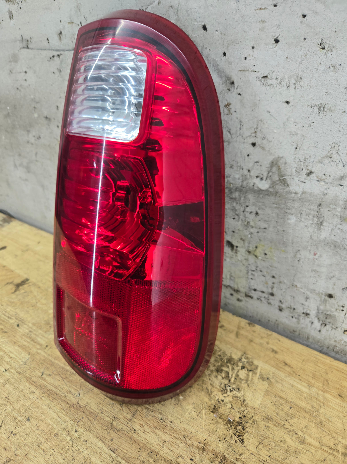 2008-2016 Ford Super Duty F250 F350 F450 F550 RH Passenger Side Tail Light 7C34-13B504-A