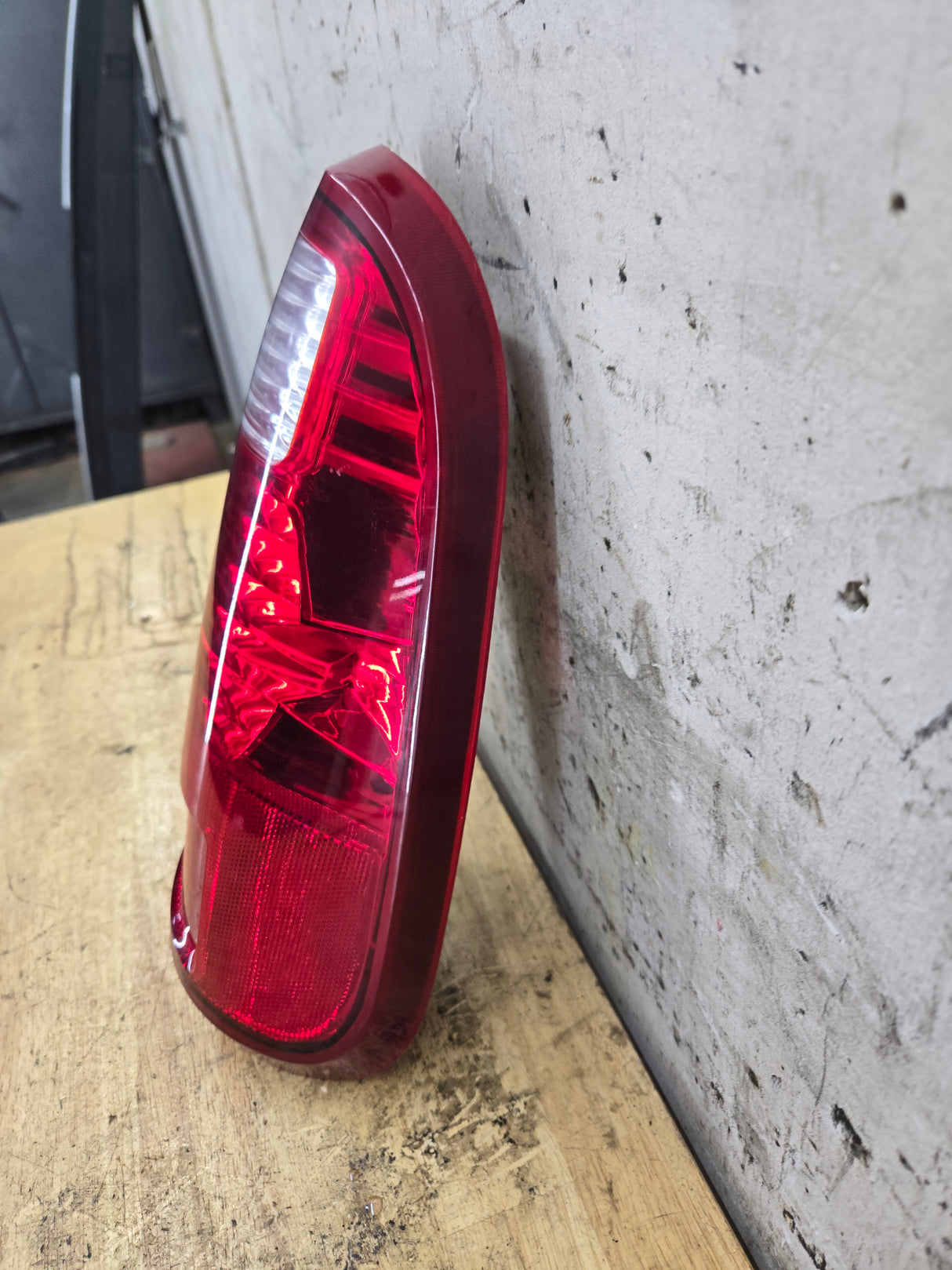 2008-2016 Ford Super Duty F250 F350 F450 F550 RH Passenger Side Tail Light 7C34-13B504-A