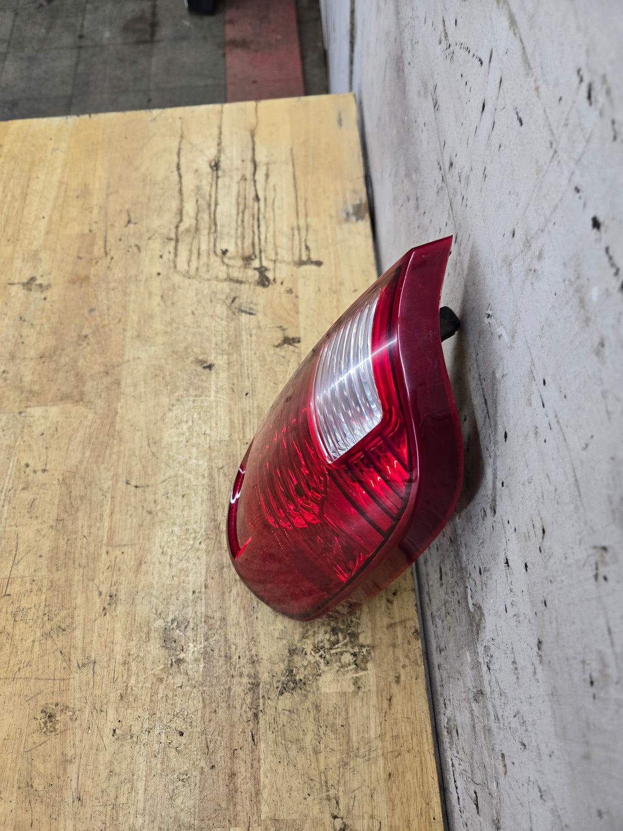 2008-2016 Ford Super Duty F250 F350 F450 F550 RH Passenger Side Tail Light 7C34-13B504-A