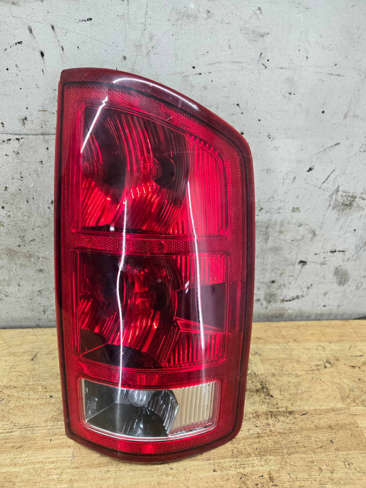 2002-2006 Dodge Ram 1500 2500 3500 RH Passenger Side Tail Light