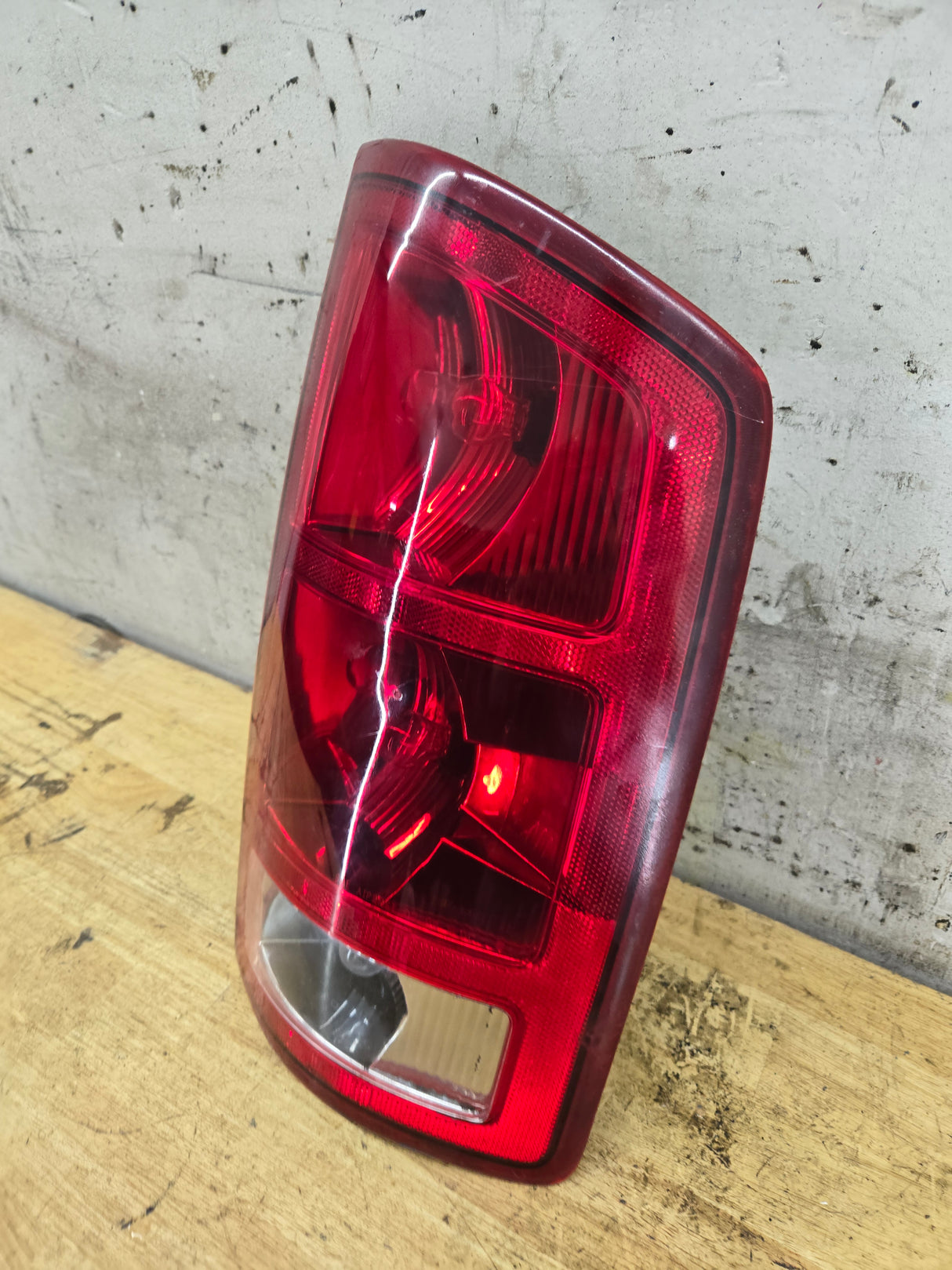 2002-2006 Dodge Ram 1500 2500 3500 RH Passenger Side Tail Light