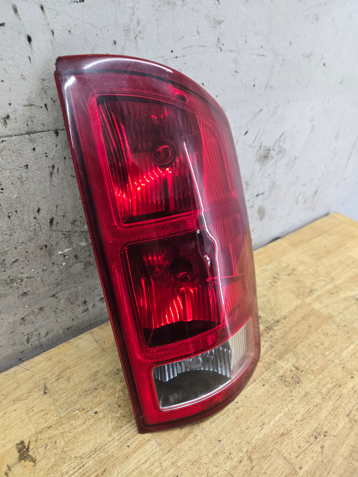 2002-2006 Dodge Ram 1500 2500 3500 RH Passenger Side Tail Light