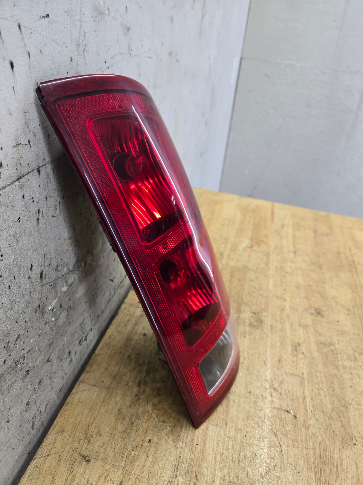 2002-2006 Dodge Ram 1500 2500 3500 RH Passenger Side Tail Light