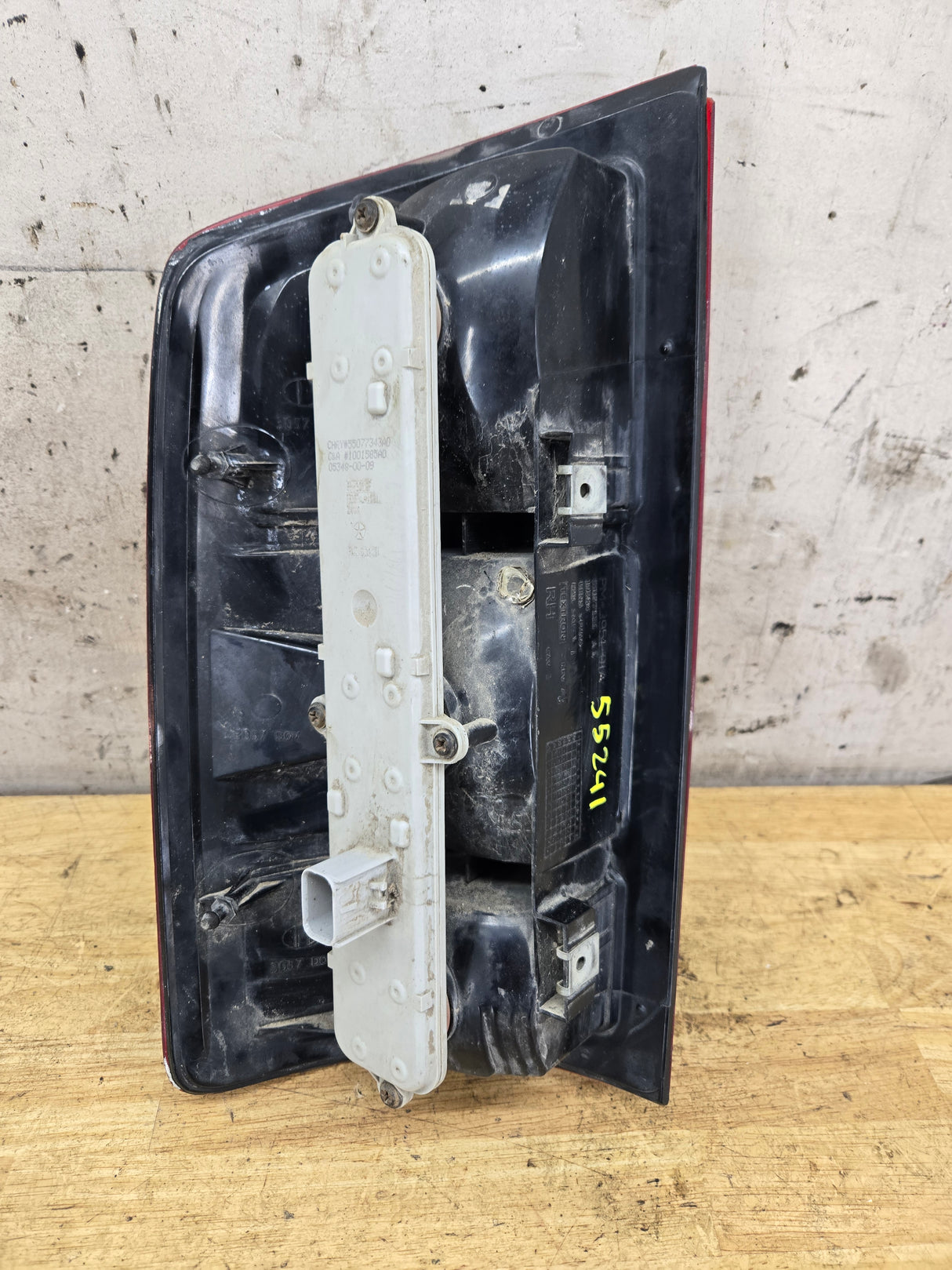 2002-2006 Dodge Ram 1500 2500 3500 RH Passenger Side Tail Light