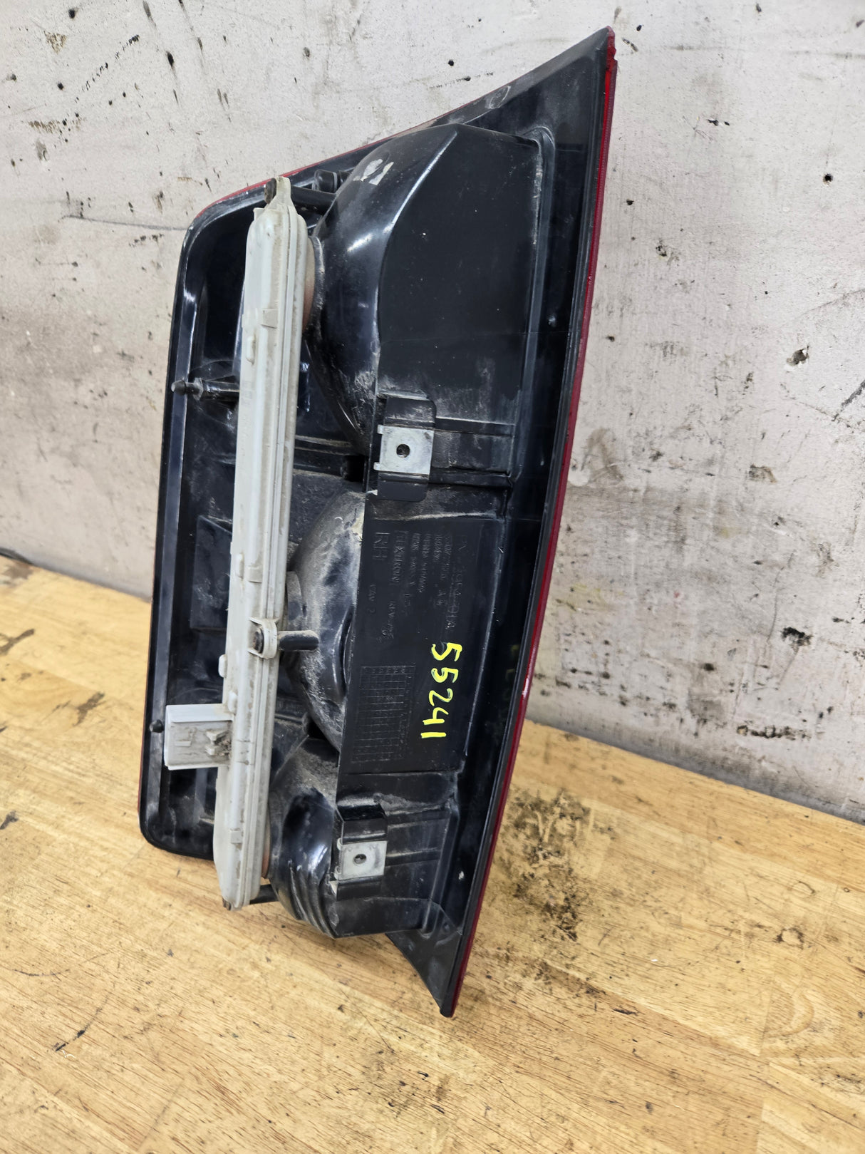 2002-2006 Dodge Ram 1500 2500 3500 RH Passenger Side Tail Light