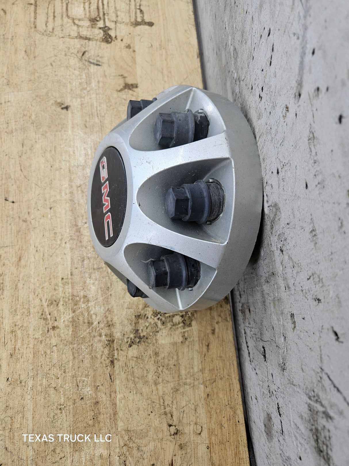 2008-2010 GMC Sierra 2500HD 3500 Single Rear Wheel Center Hub Cap 8 Lug Cover 9597357