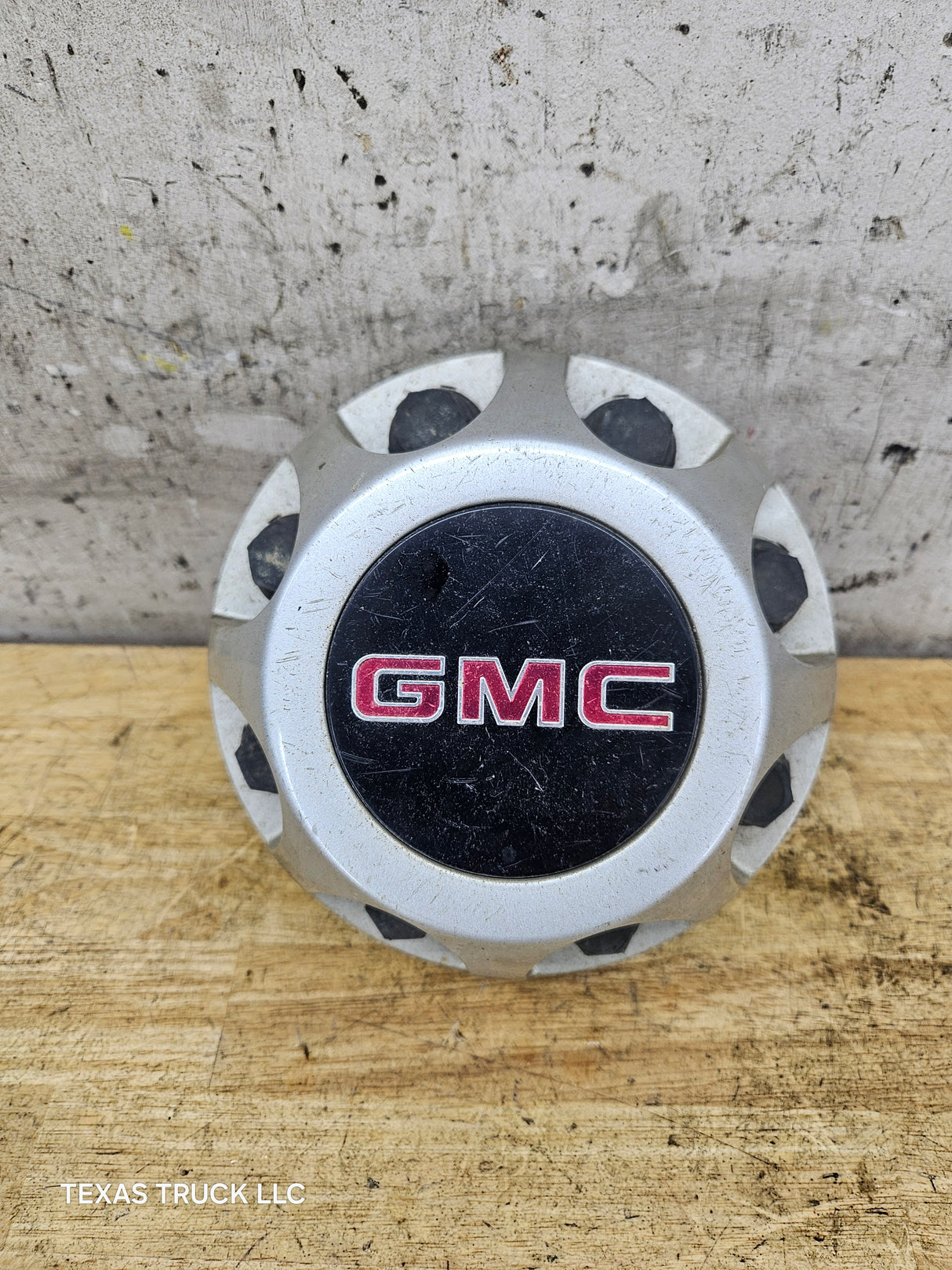 2008-2010 GMC Sierra 3500 Dually Rear Wheel Center Hub Cap Lug Cover 9597536