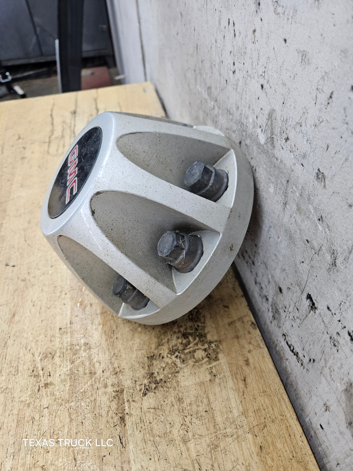 2008-2010 GMC Sierra 3500 Dually Rear Wheel Center Hub Cap Lug Cover 9597536