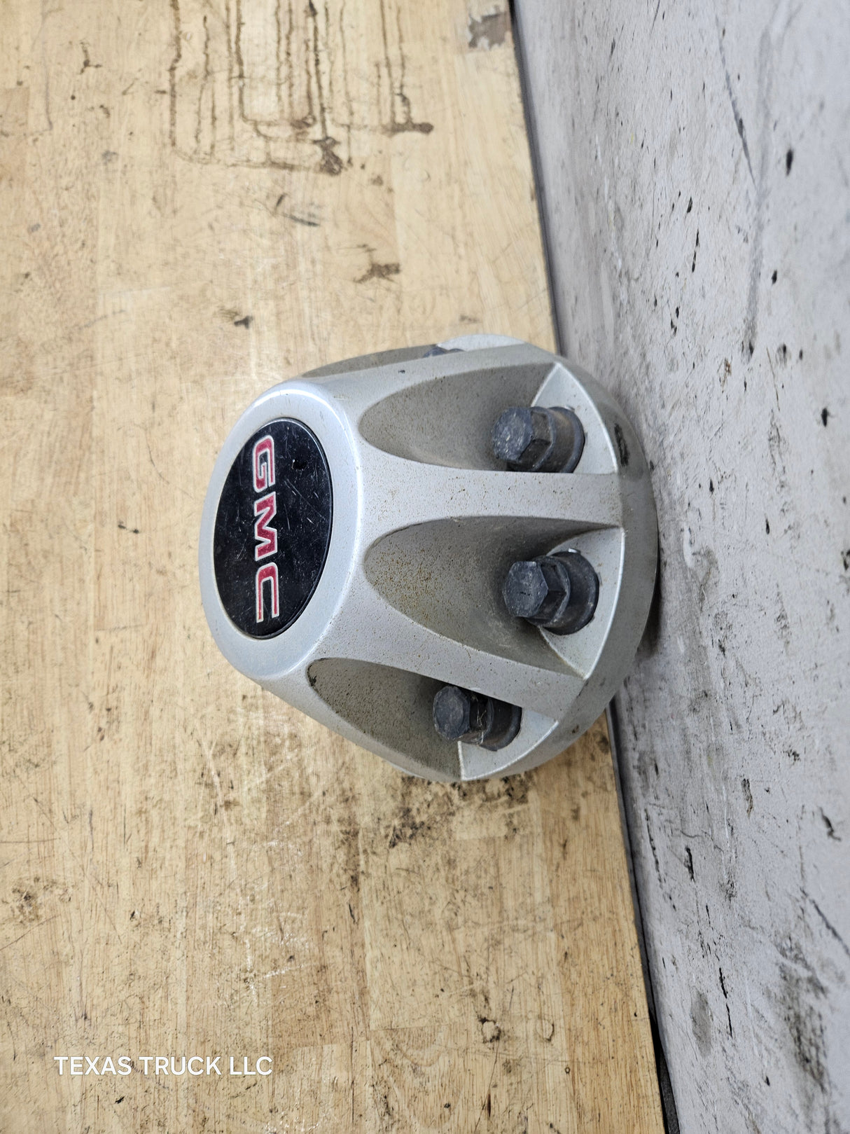 2008-2010 GMC Sierra 3500 Dually Rear Wheel Center Hub Cap Lug Cover 9597536