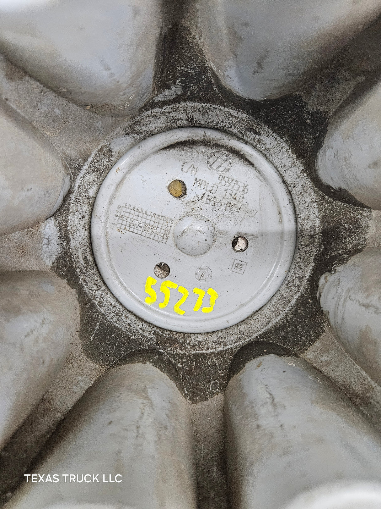 2008-2010 GMC Sierra 3500 Dually Rear Wheel Center Hub Cap Lug Cover 9597536