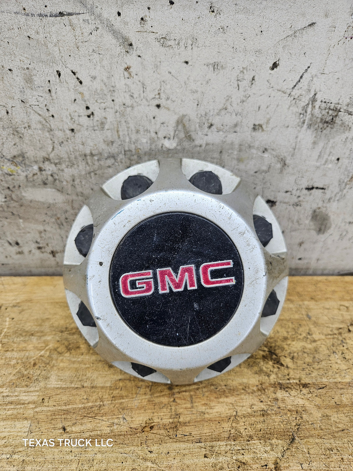 2008-2010 GMC Sierra 3500 Dually Rear Wheel Center Hub Cap Lug Cover 9597536