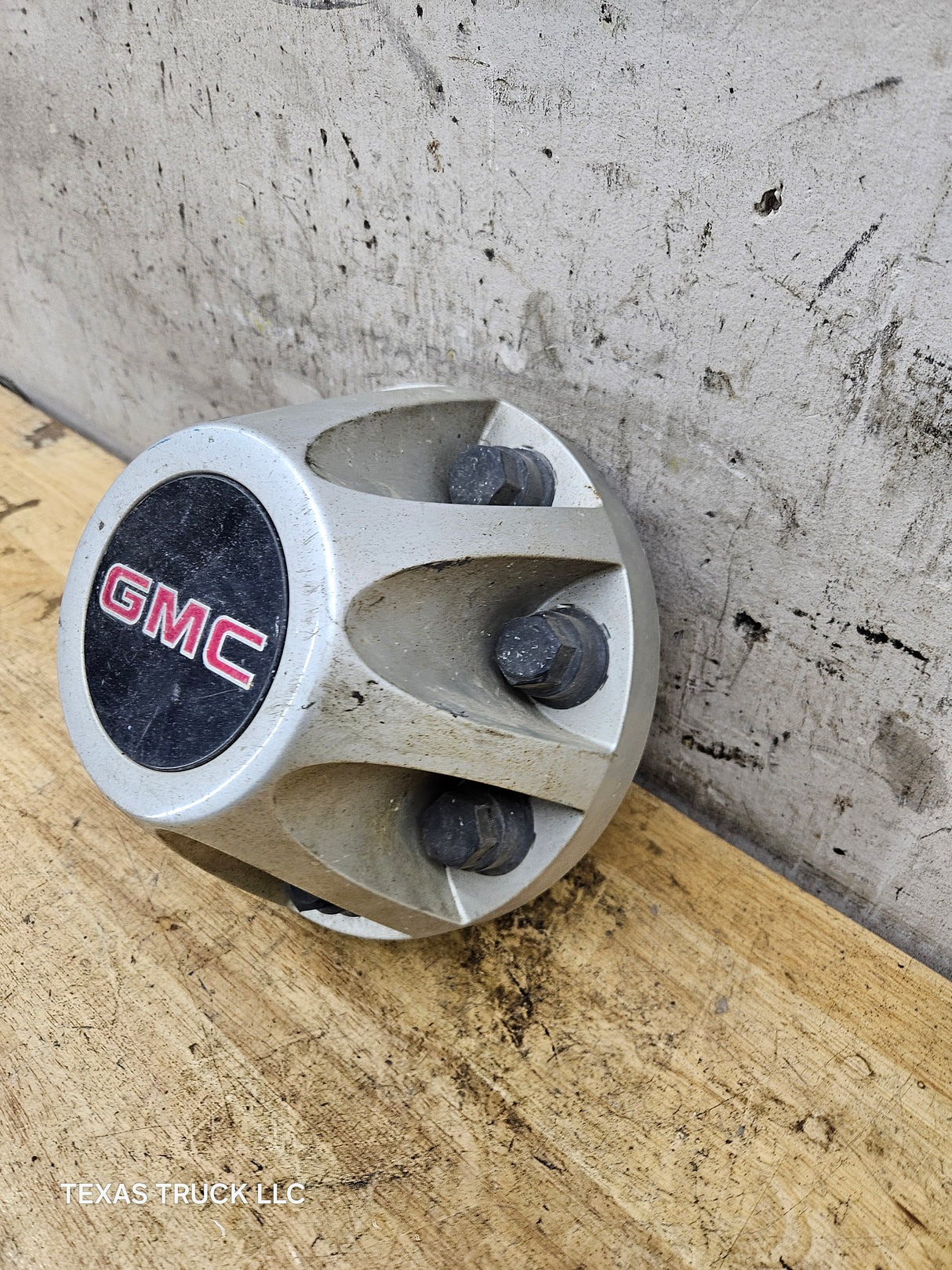 2008-2010 GMC Sierra 3500 Dually Rear Wheel Center Hub Cap Lug Cover 9597536