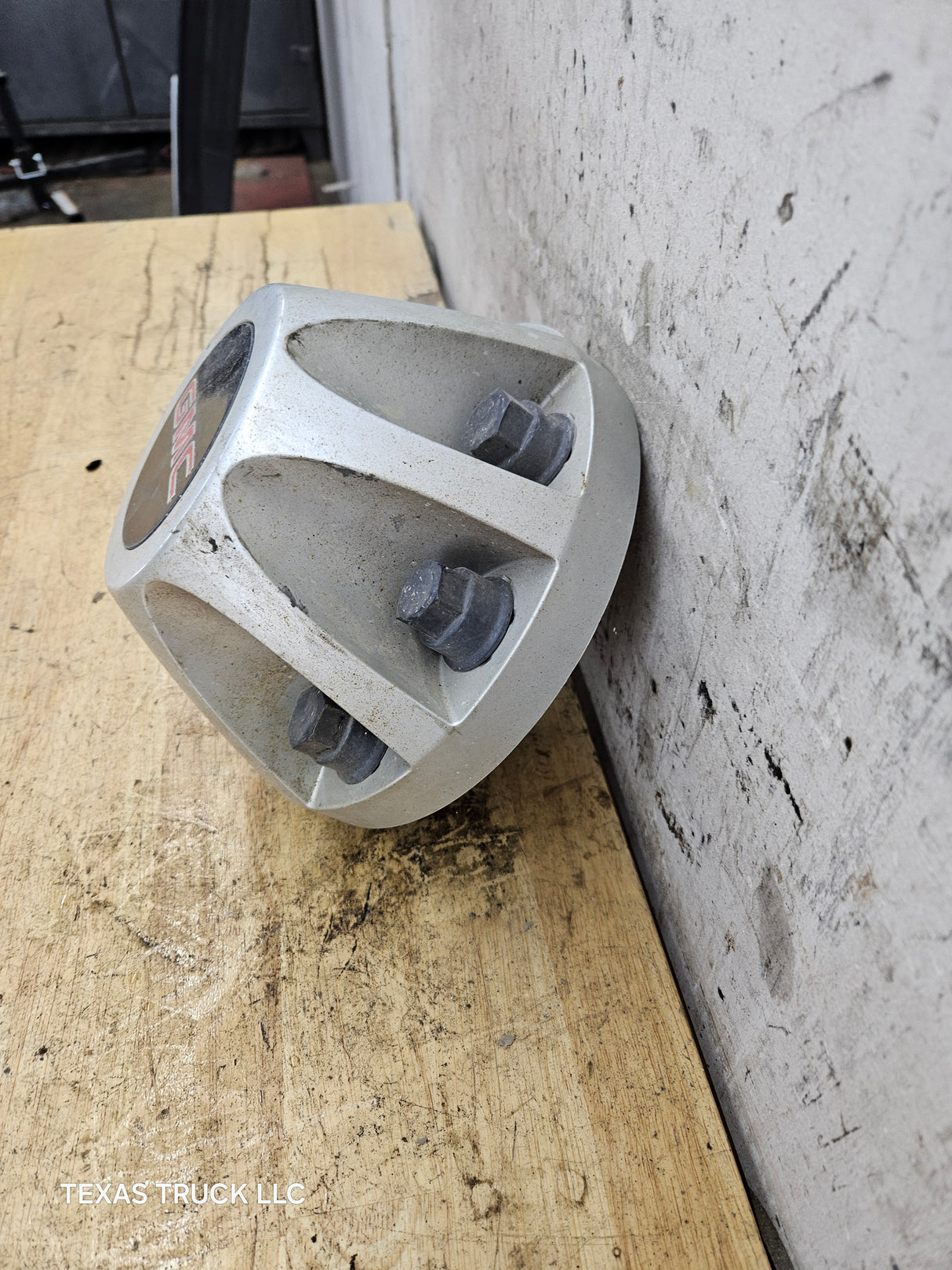 2008-2010 GMC Sierra 3500 Dually Rear Wheel Center Hub Cap Lug Cover 9597536