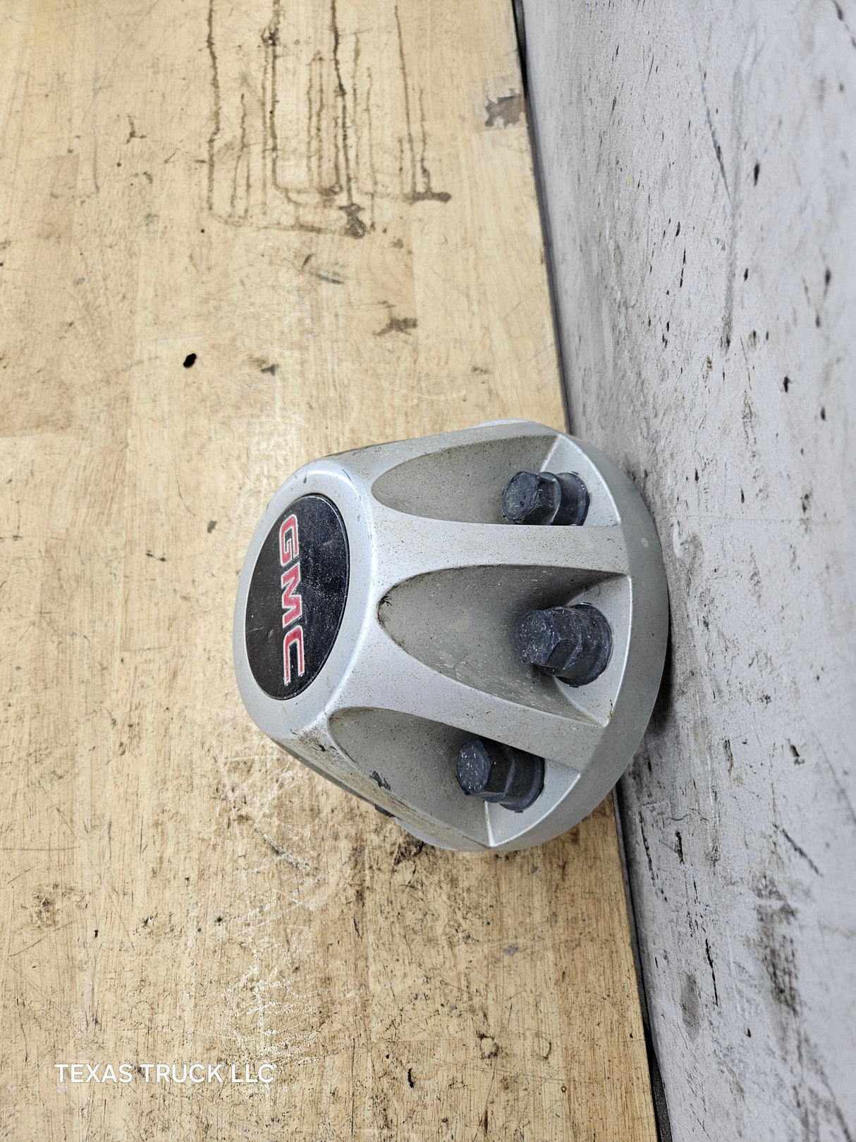 2008-2010 GMC Sierra 3500 Dually Rear Wheel Center Hub Cap Lug Cover 9597536