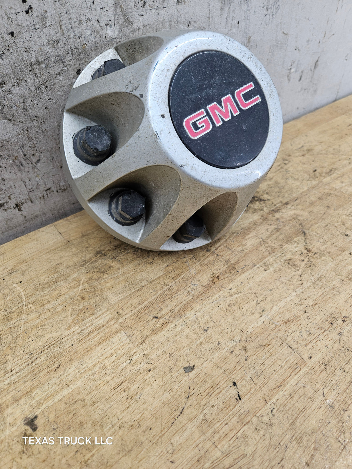 2008-2010 GMC Sierra 3500 Dually Rear Wheel Center Hub Cap Lug Cover 9597536