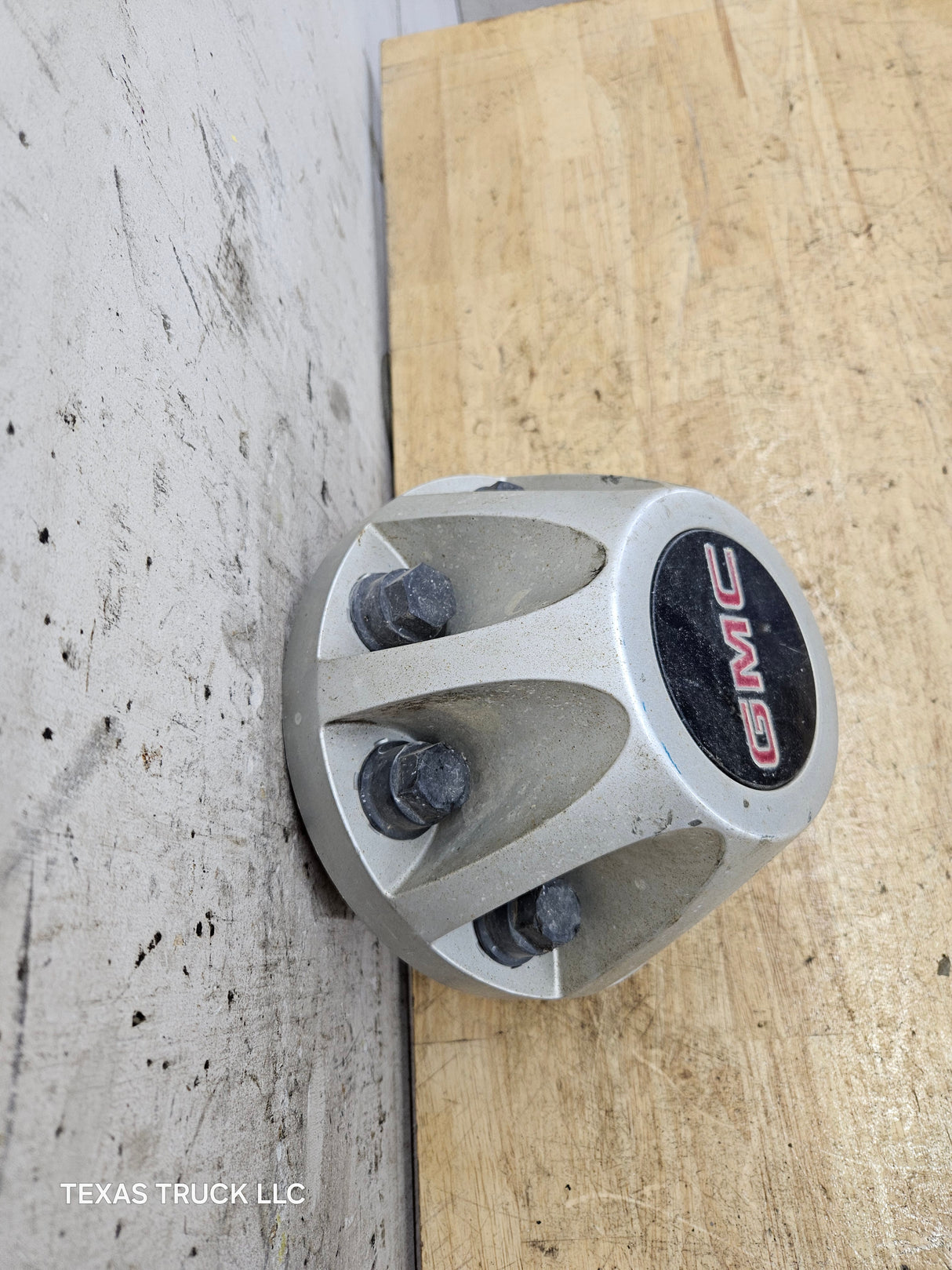 2008-2010 GMC Sierra 3500 Dually Rear Wheel Center Hub Cap Lug Cover 9597536