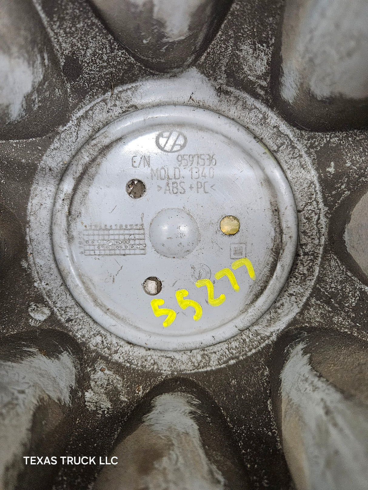 2008-2010 GMC Sierra 3500 Dually Rear Wheel Center Hub Cap Lug Cover 9597536