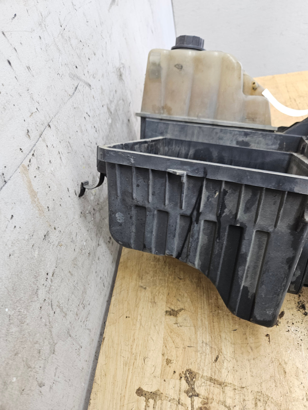 2008-2010 Ford Super Duty 6.8L Engine Coolant Reservoir Tray F250 F350 F450 F550