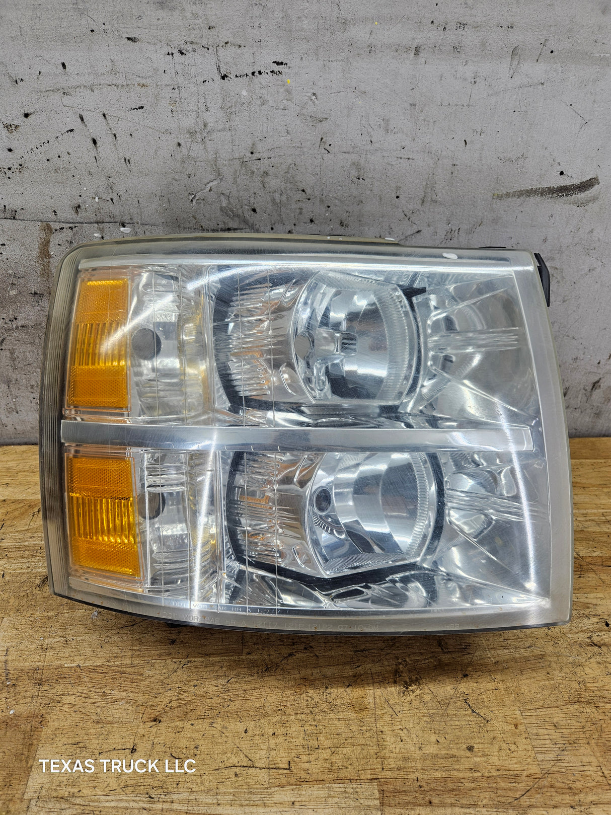 2007-2013 Chevrolet Silverado 1500 2500 3500 RH Passenger Side Halogen Headlight 25833679