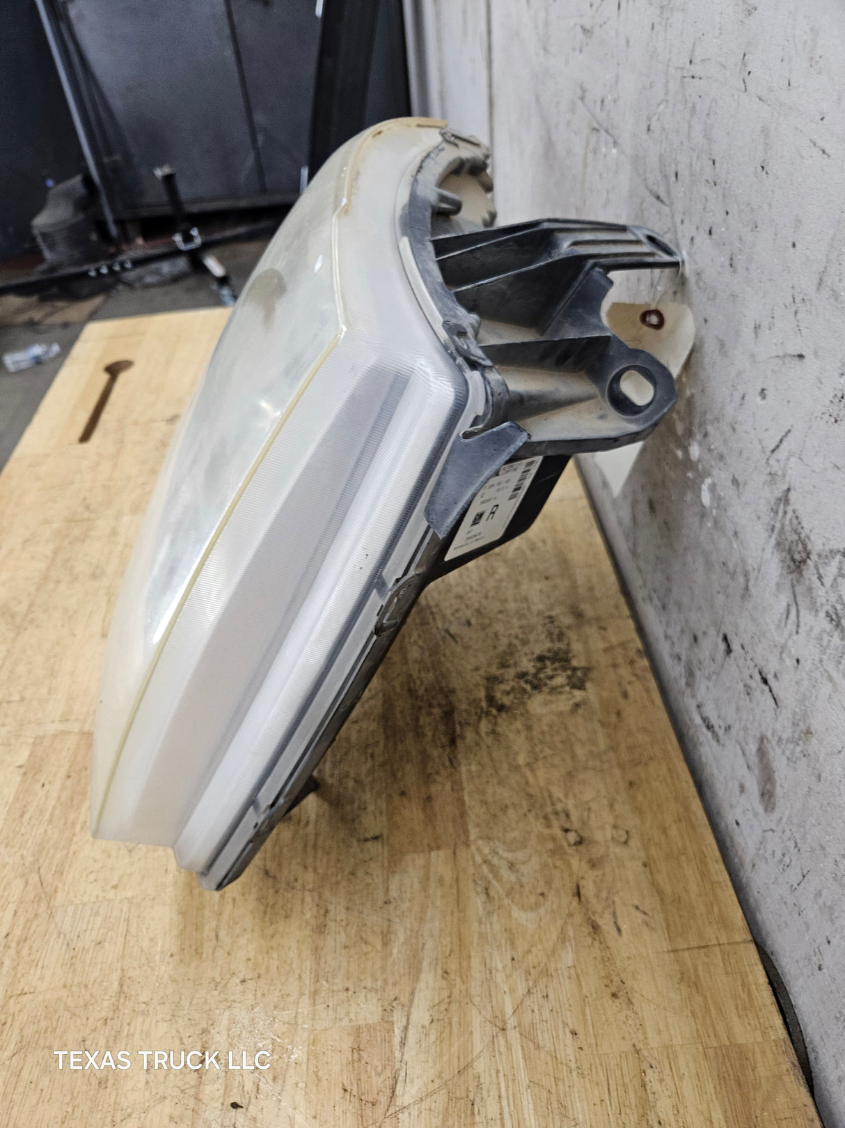 2007-2013 Chevrolet Silverado 1500 2500 3500 RH Passenger Side Halogen Headlight 25833679