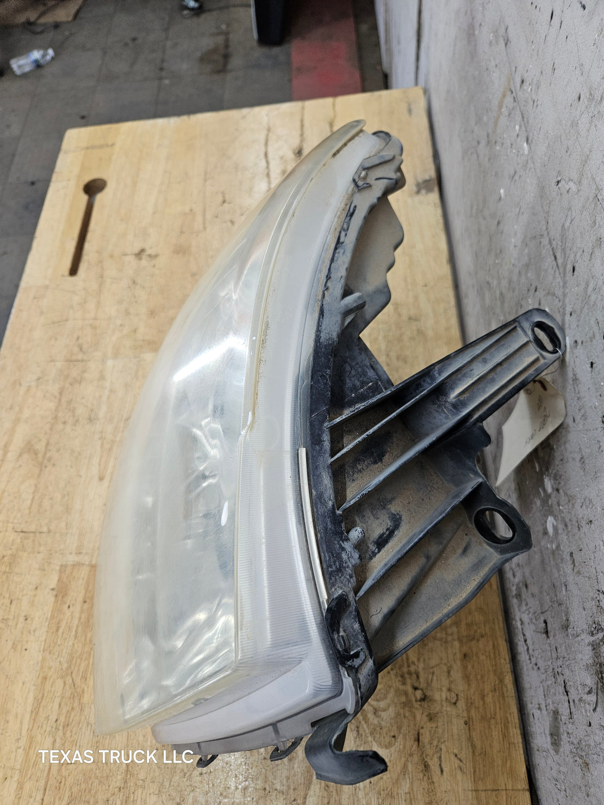 2007-2013 Chevrolet Silverado 1500 2500 3500 RH Passenger Side Halogen Headlight 25833679
