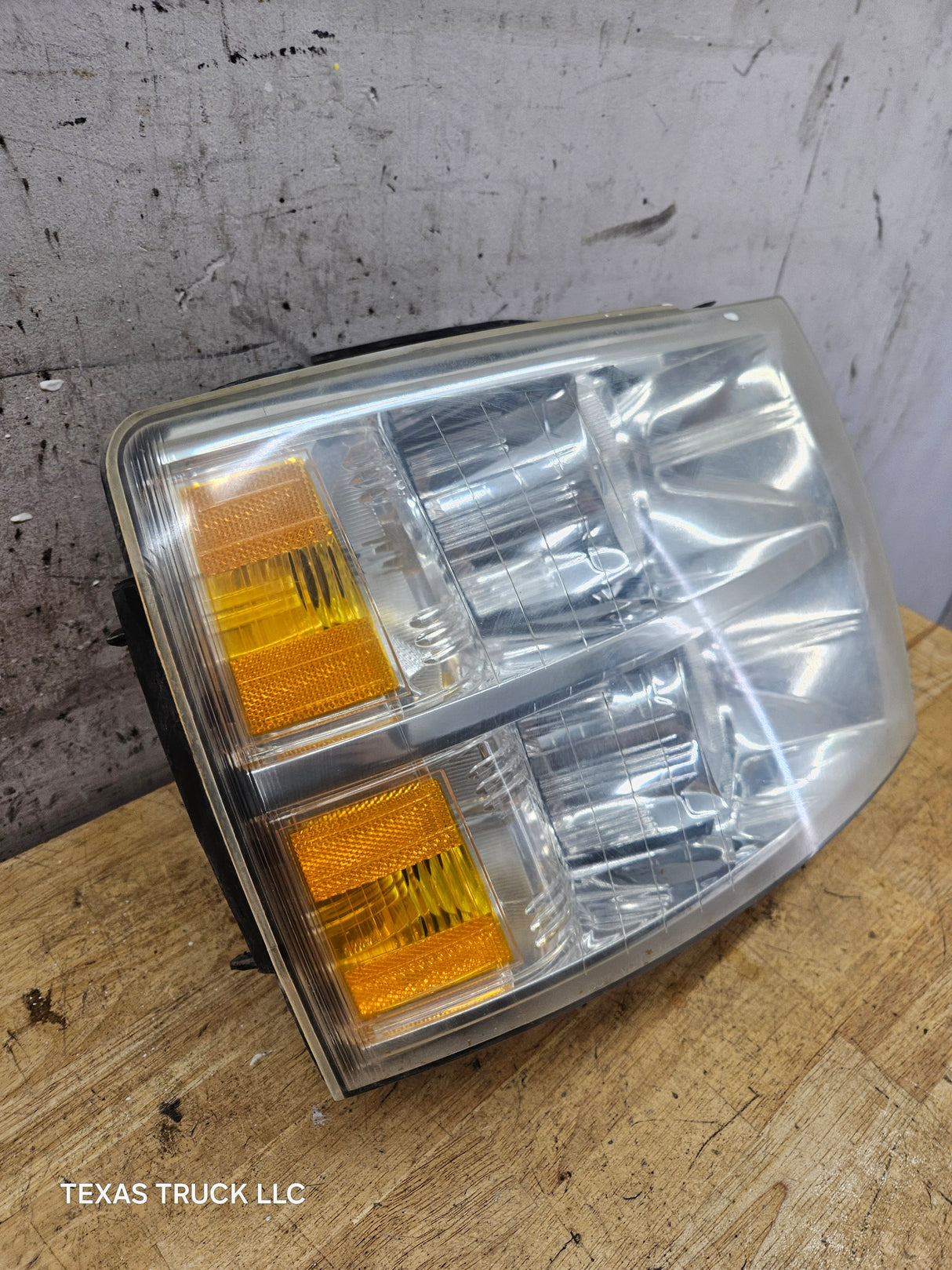2007-2013 Chevrolet Silverado 1500 2500 3500 RH Passenger Side Halogen Headlight 25833679