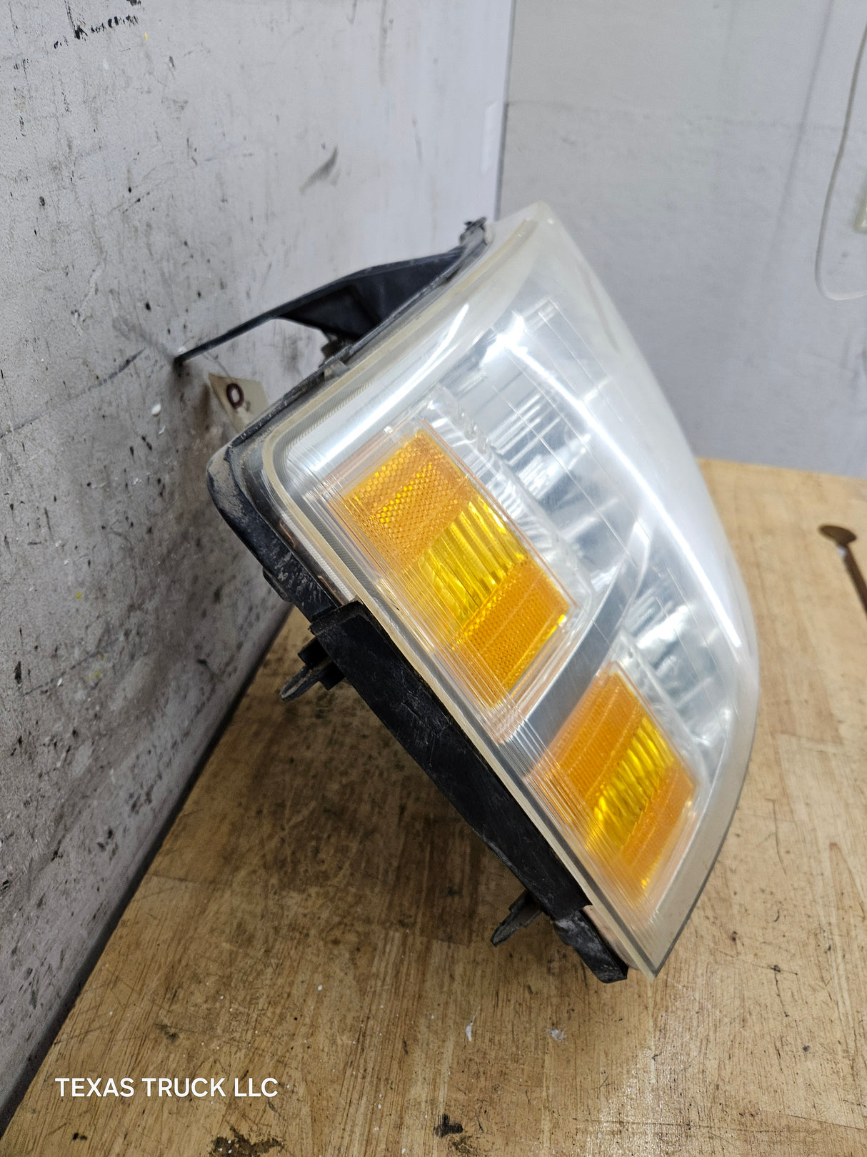 2007-2013 Chevrolet Silverado 1500 2500 3500 RH Passenger Side Halogen Headlight 25833679