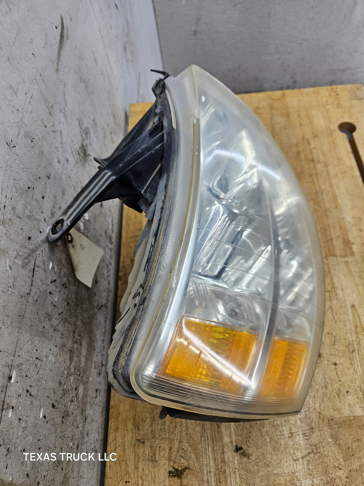 2007-2013 Chevrolet Silverado 1500 2500 3500 RH Passenger Side Halogen Headlight 25833679