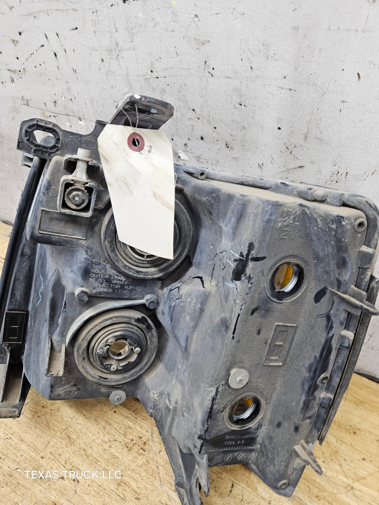 2007-2013 Chevrolet Silverado 1500 2500 3500 RH Passenger Side Halogen Headlight 25833679